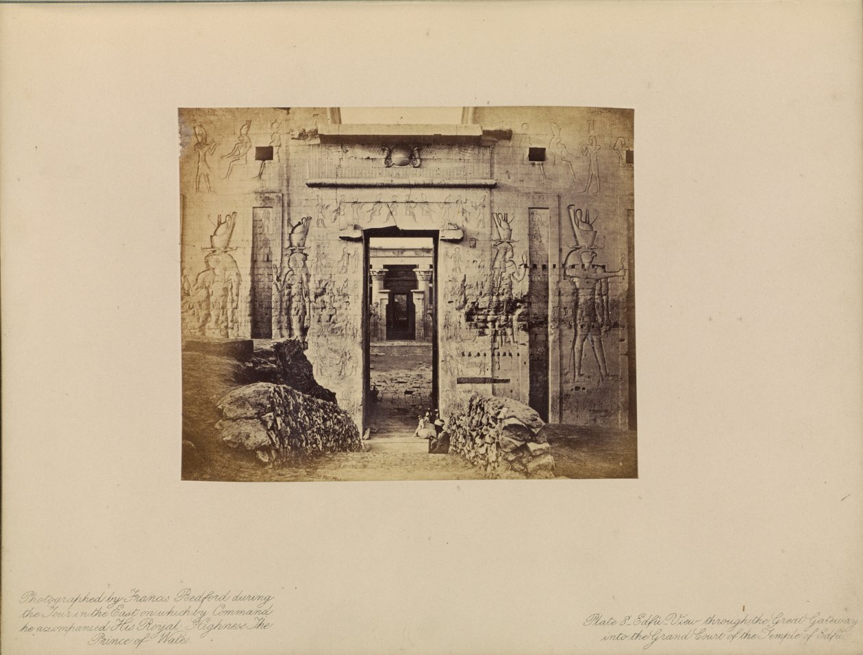 Edfû - Vista a través de la Gran Puerta del Gran Patio del Templo de Edfû de Francis Bedford