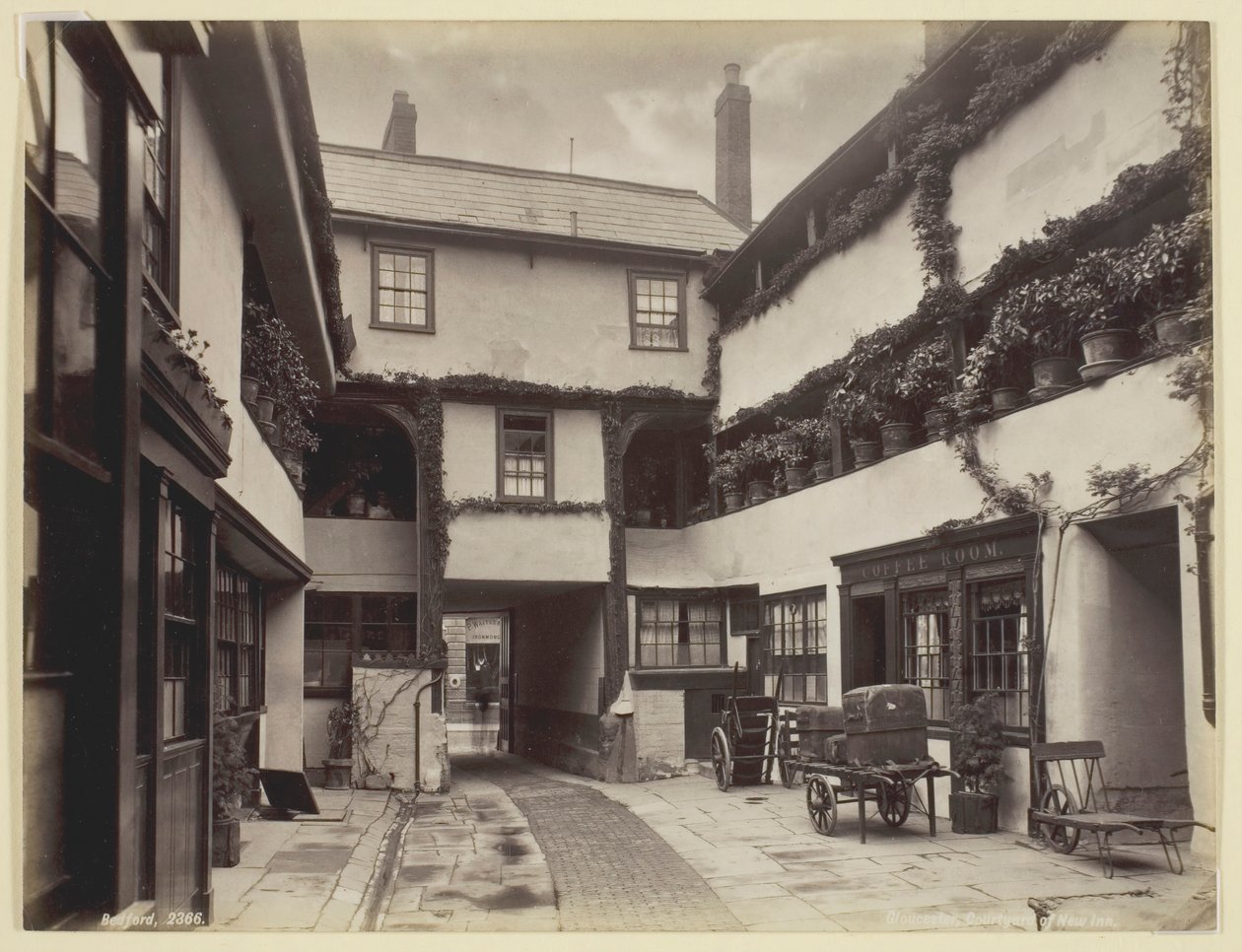 Gloucester, Patio del New Inn, 1860 de Francis Bedford