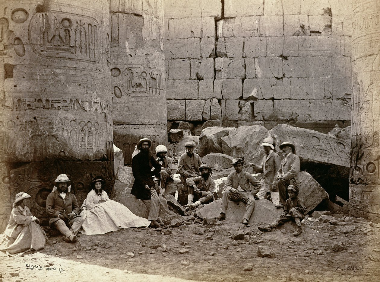 Fotografía de grupo en el Salón de las Columnas, Karnak, Tebas, 1862 de Francis Bedford
