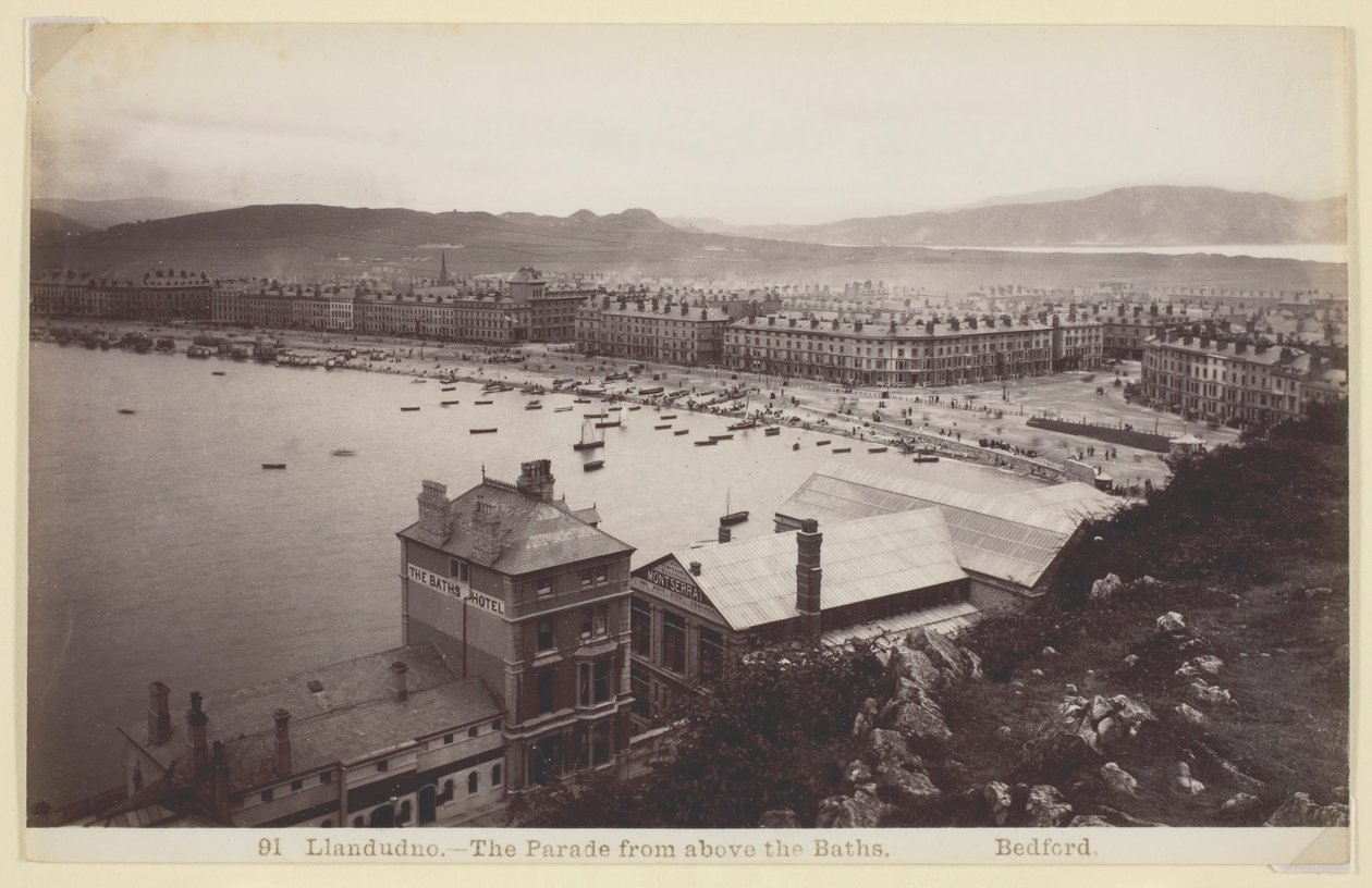 Llandudno - El desfile desde arriba de los baños, 1860-94 de Francis Bedford
