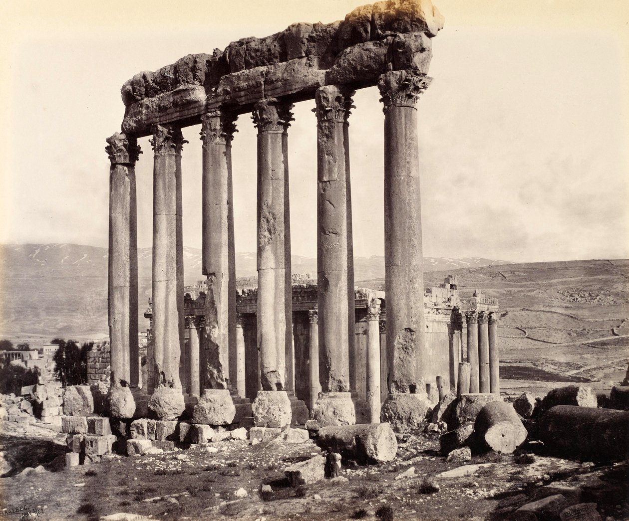 Ruinas del Templo del Sol y el Templo de Júpiter, Baalbek de Francis Bedford
