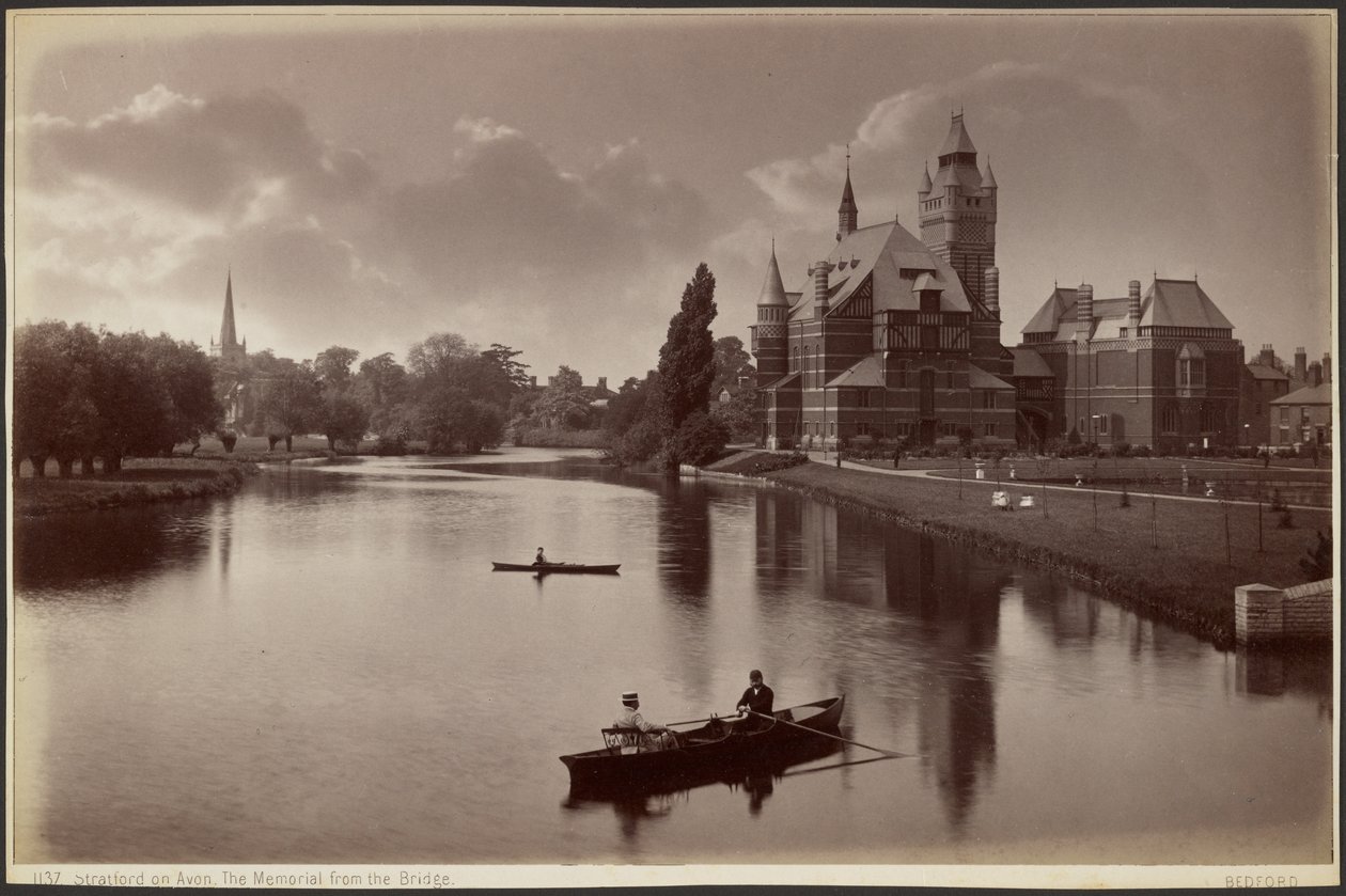 Stratford upon Avon. El monumento desde el puente de Francis Bedford