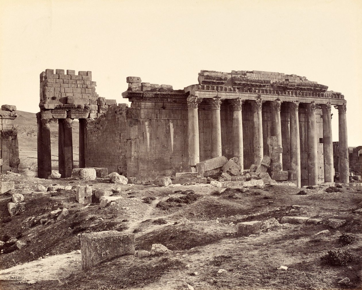 El templo de Júpiter, desde el noreste, Baalbek de Francis Bedford