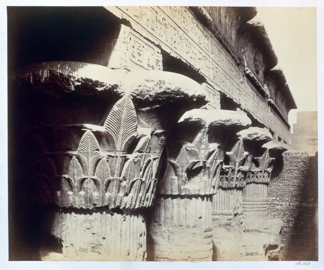 Los capiteles del pórtico, Templo de Jnum, Esna, Egipto, 1862 de Francis Bedford