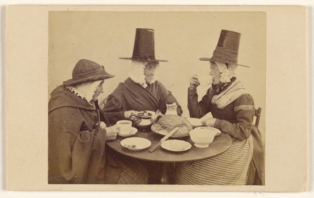 [Tres damas galesas sentadas a una mesa tomando el té] de Francis Bedford