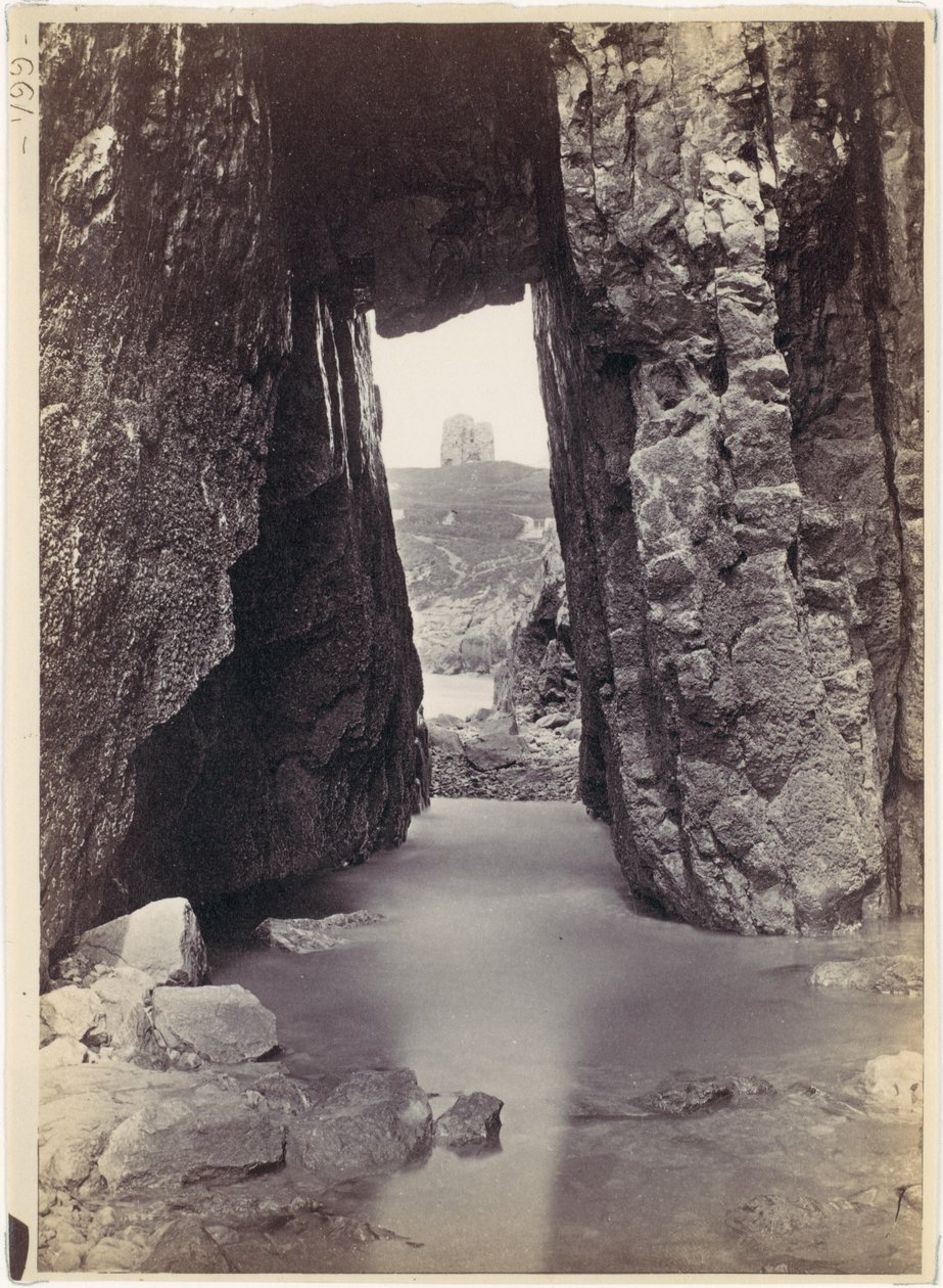 Vista a través de rocas de una torre sobre una colina de Francis Bedford