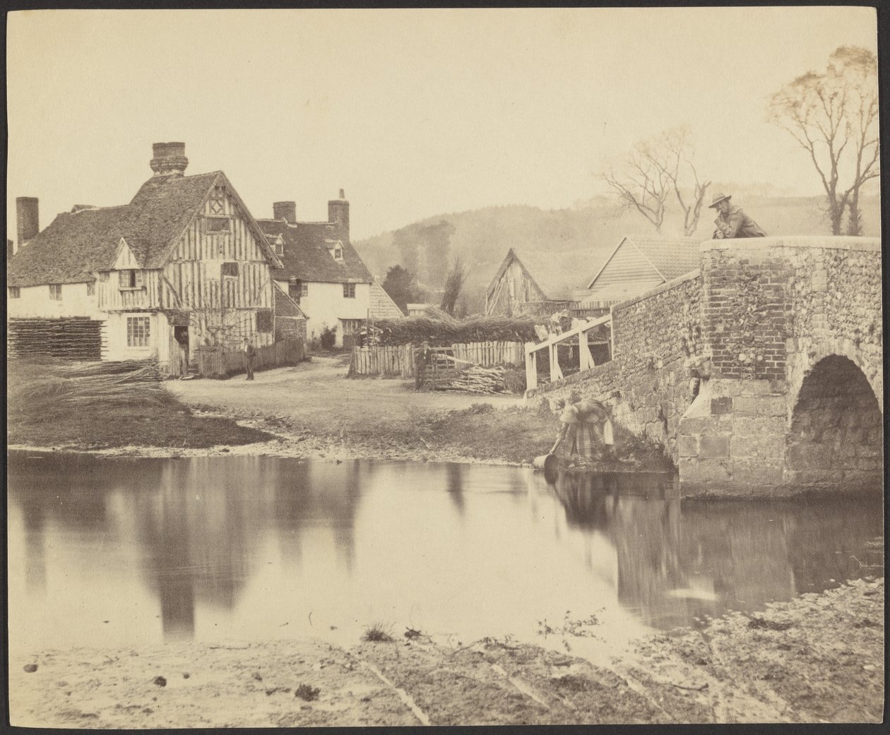 [Vista de una casa al otro lado de un río con un puente a la derecha] de Francis Bedford