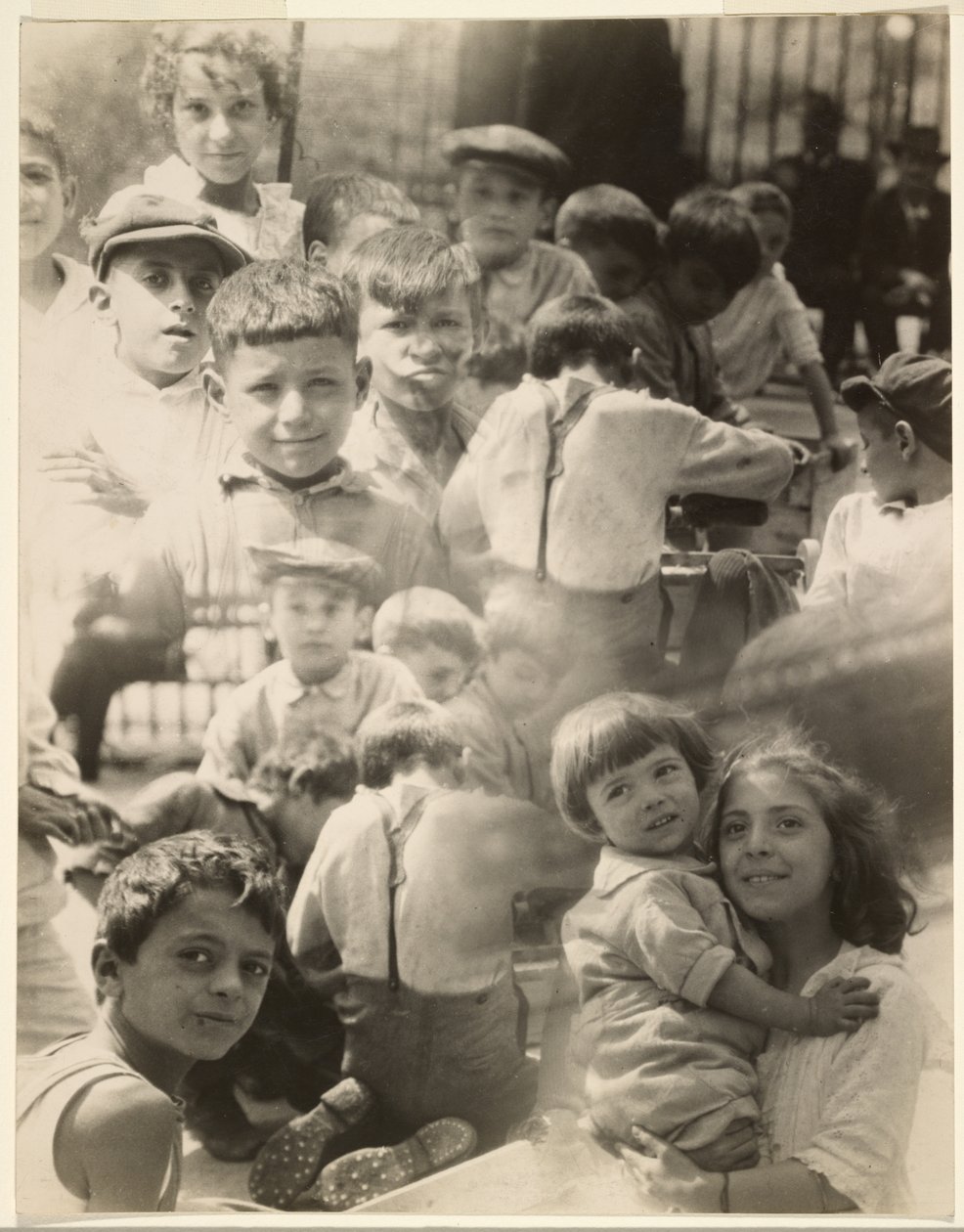 [Fotomontaje de niños] de Francis Bruguière