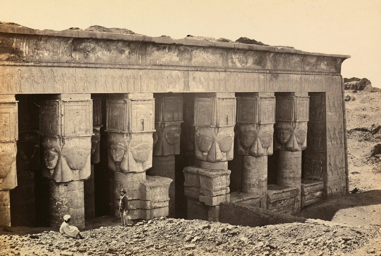 "Egipto y Palestina": fachada del pronaos del templo de la era romana dedicado a la diosa Hathor en Dandara, Alto Egipto de Francis Frith