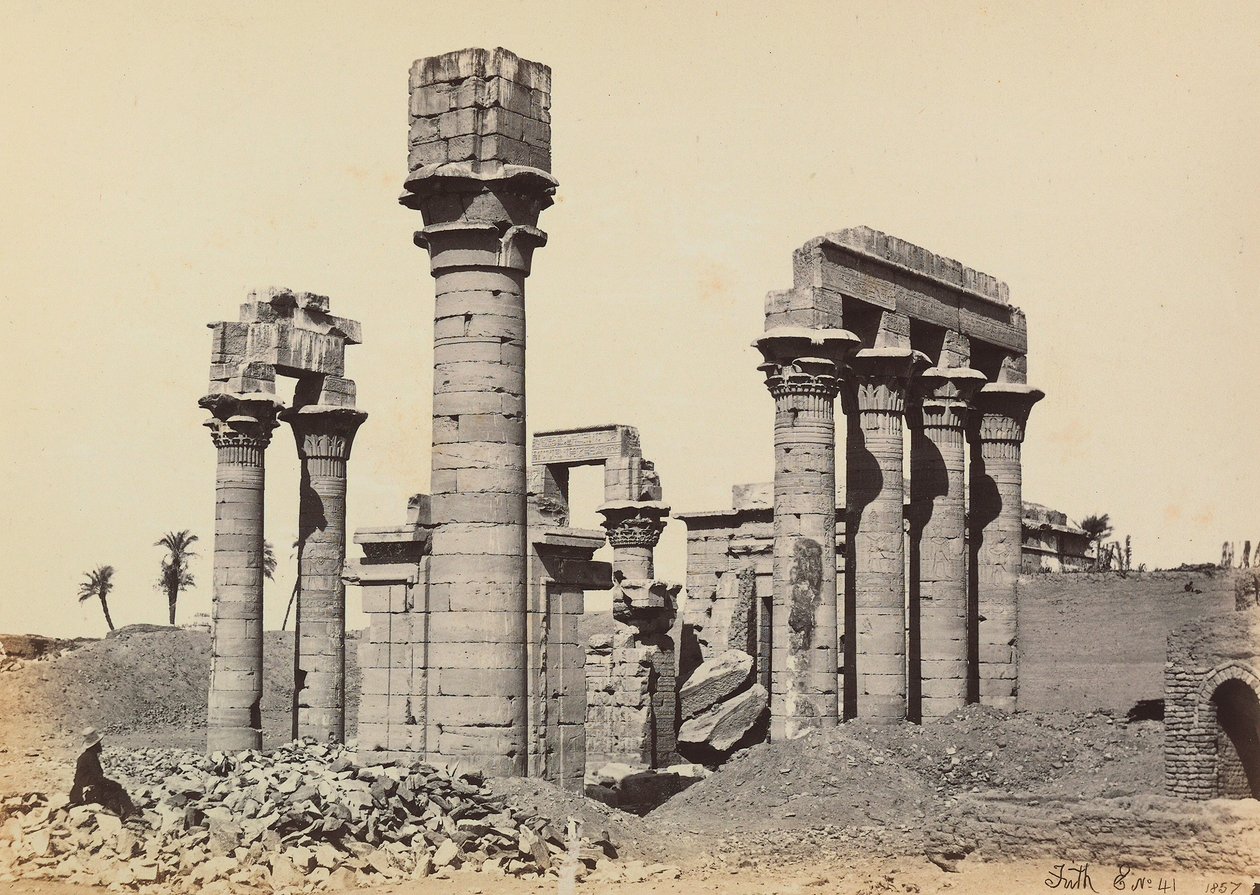 "Egipto y Palestina": las ruinas de la ciudad de Hermonthis con el templo de Cleopatra en Armant (Erment) cerca de Tebas, Egipto de Francis Frith