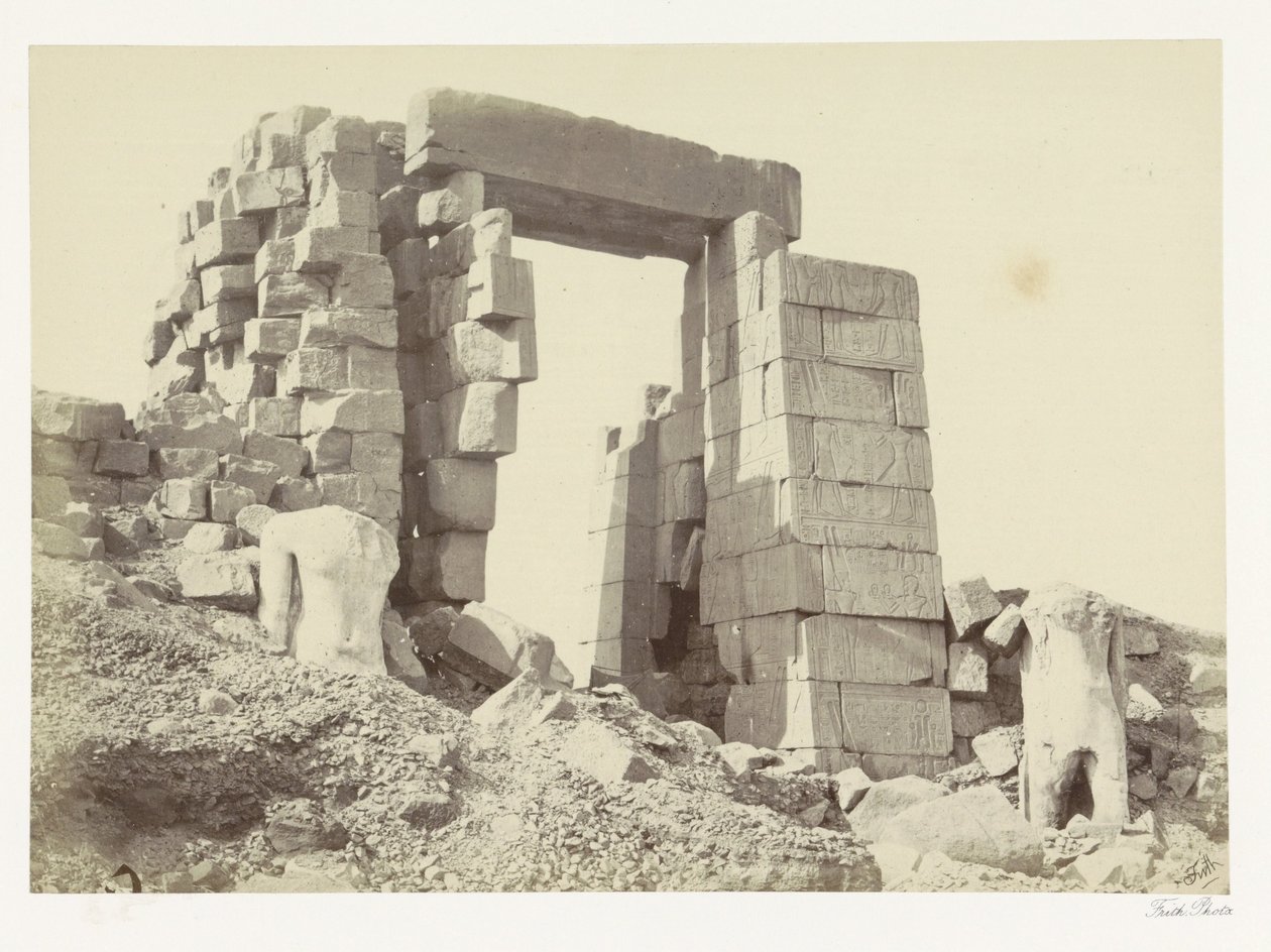 Pilón de granito del Templo de Karnak El pilón de granito. Karnac (título sobre el objeto) de Francis Frith