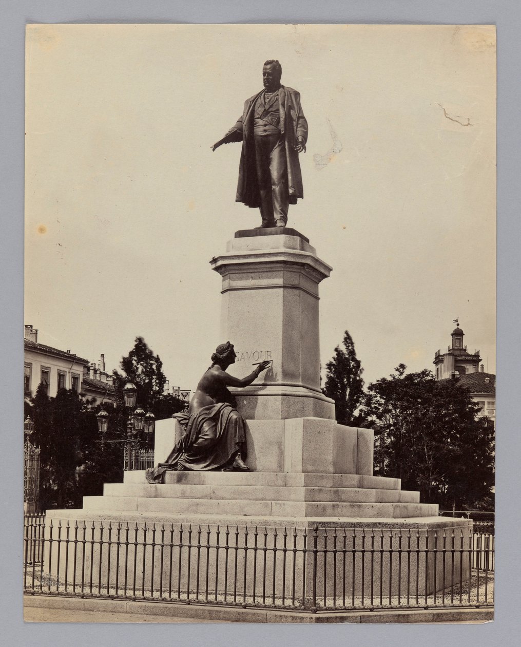 Milán. Antonio Tantardini (1829-1879) y Odoardo Tabacchi (1831-1905), monumento a Camillo Benso, conde de Cavour, político y empresario italiano de Francis Frith