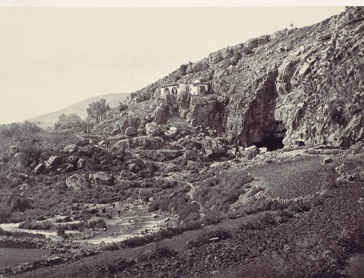 Fuente principal del Jordán, fluyendo desde una cueva cerca de Banias, cerca del sitio de..., ca. 1857 de Francis Frith