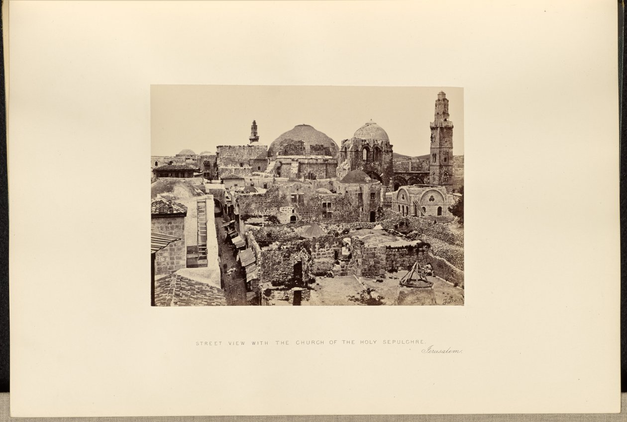 Vista de la calle con la Iglesia del Santo Sepulcro, Jerusalén de Francis Frith
