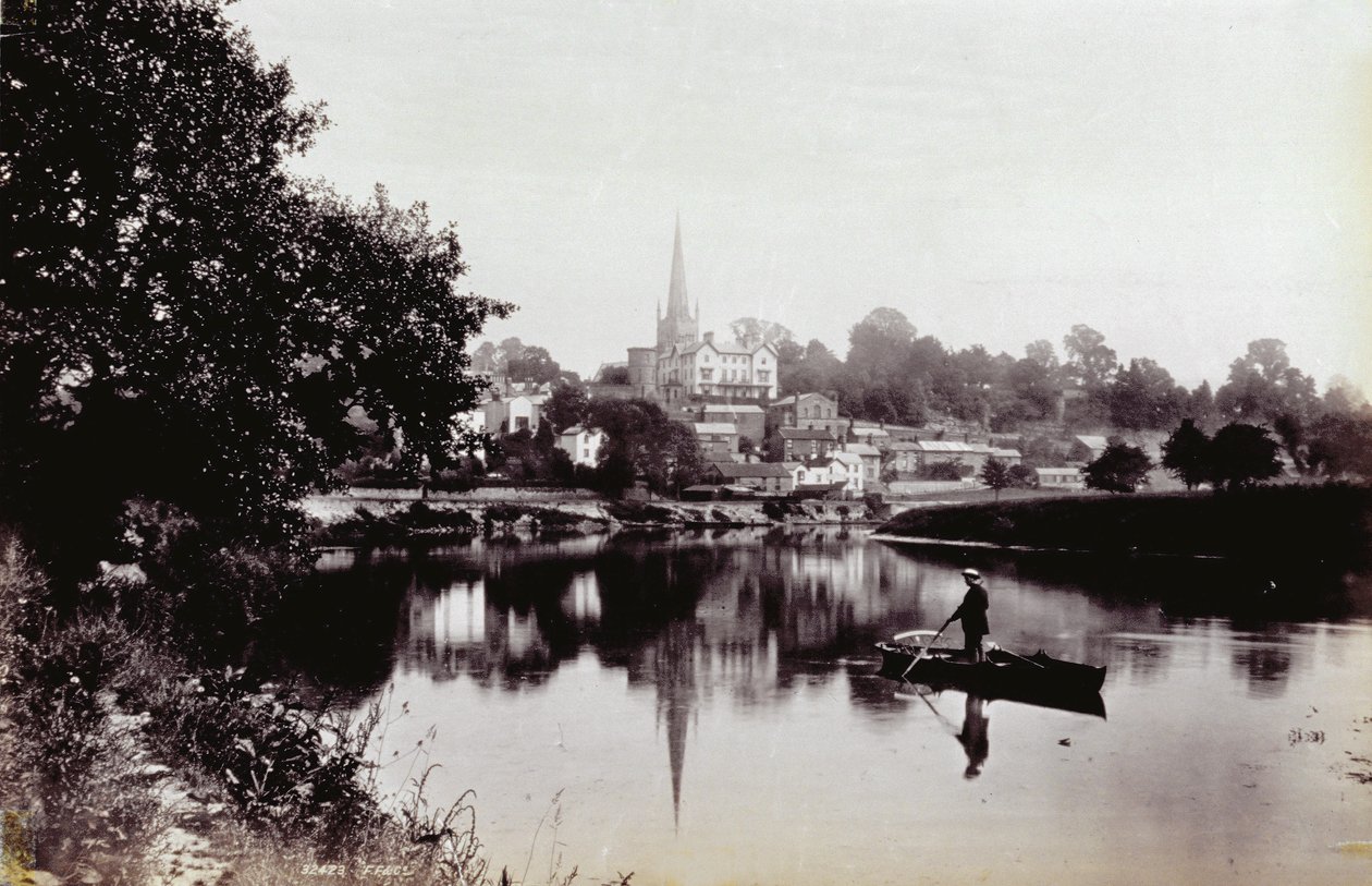 La ciudad de Ross-On-Wye, vista desde una orilla del río. En primer plano un hombre de pie en un bote de remos de Francis Frith