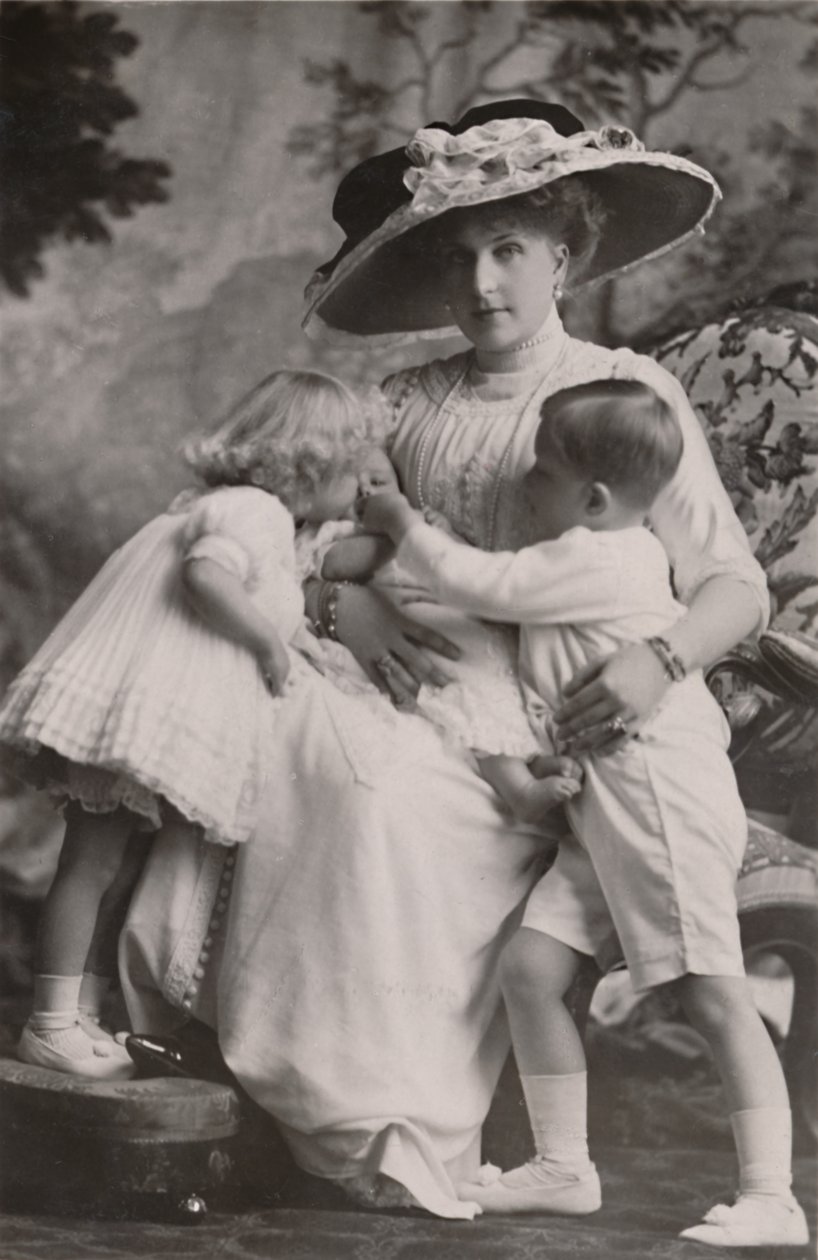 Reina Victoria de España con el Príncipe Alfonso, la Princesa María Cristina y la Princesa Beatriz de Frank Arthur Swaine