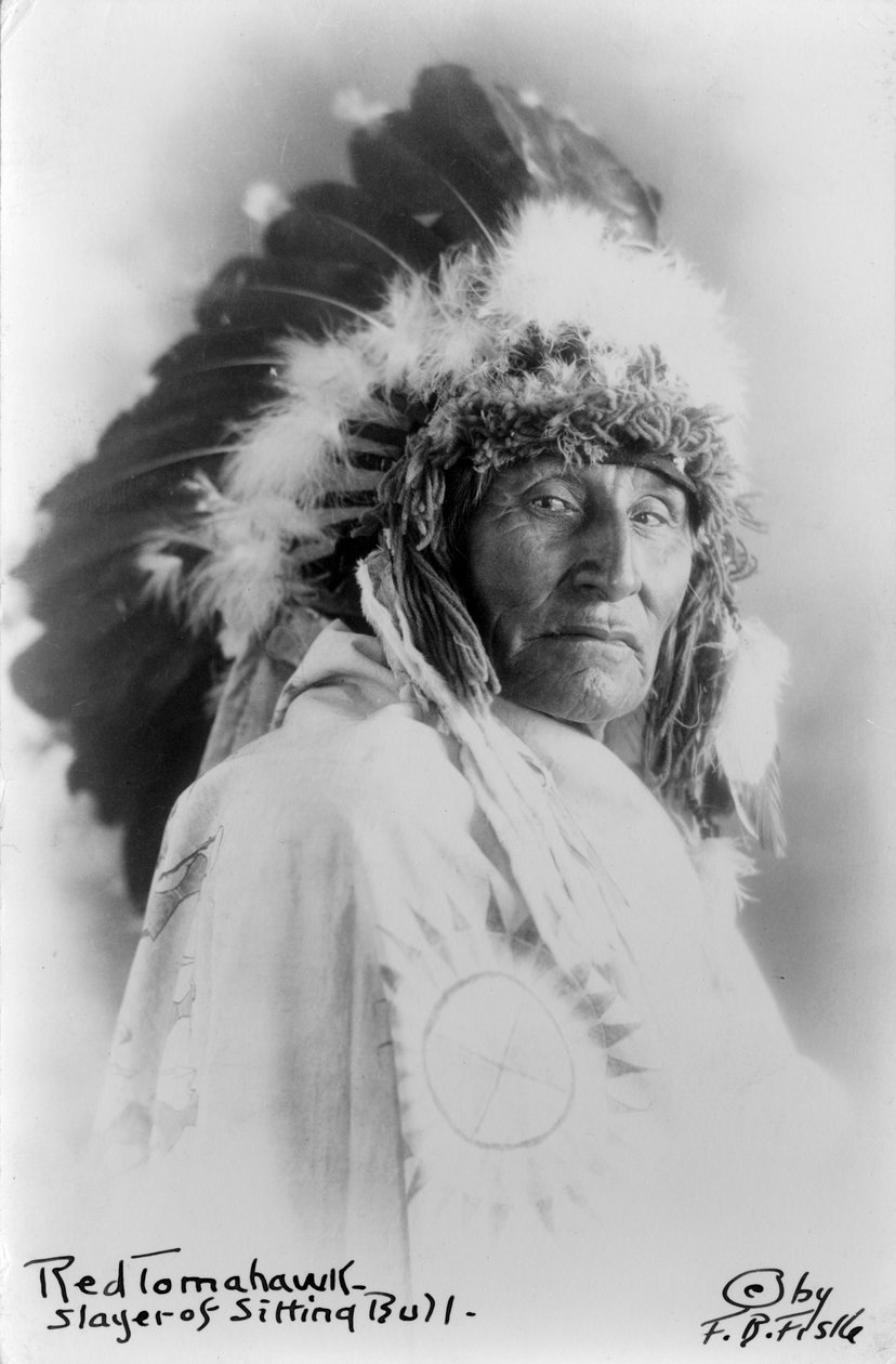 Red Tomahawk, asesino de Toro Sentado, hacia 1890-1910 (fotografía en blanco y negro) de Frank Bennett Fiske