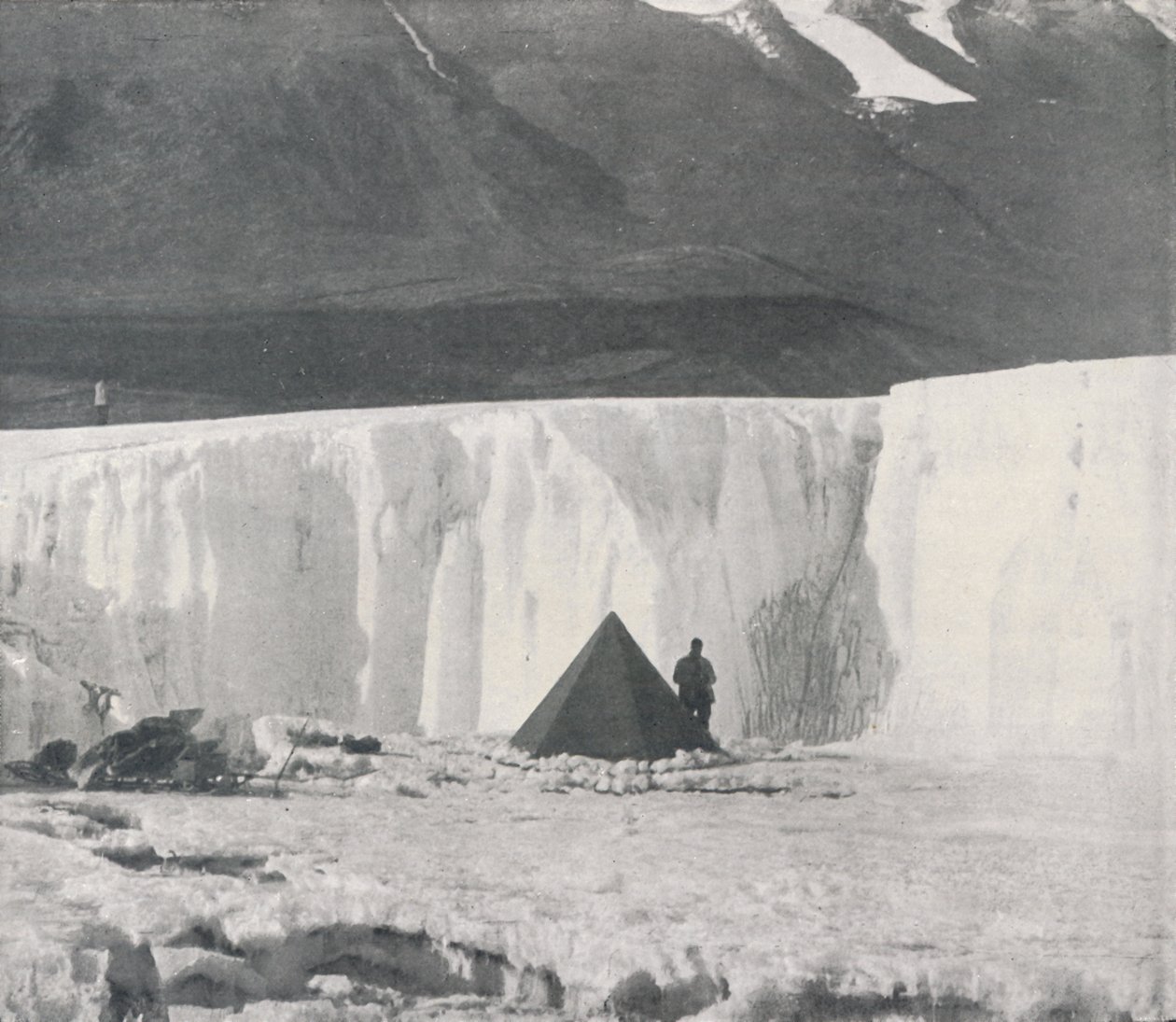 Campamento en un Barranco Superficial del Glaciar Taylor, c1911, 1913 de Frank Debenham