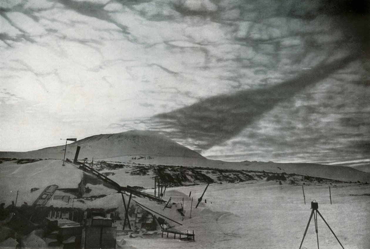 La Sombra del Monte Erebus en las Nubes, septiembre 1911, 1913 de Frank Debenham