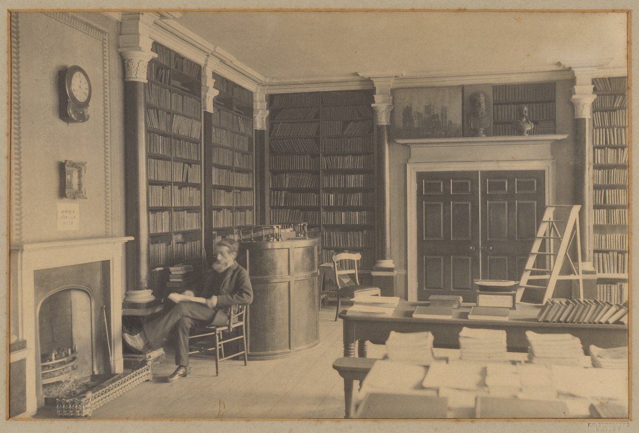 [Hombre leyendo en una biblioteca] de Frank Meadow Sutcliffe