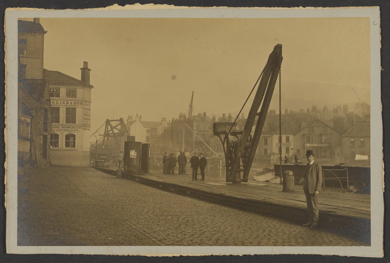 [Calle junto al agua] de Frank Meadow Sutcliffe