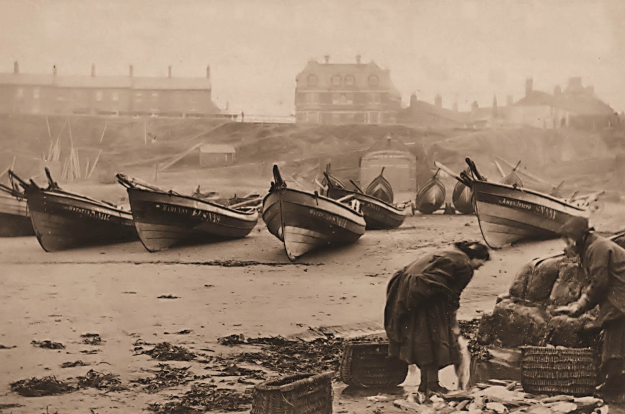 Mujeres cargando pescado en cestas desde los barcos de pesca, puerto de Whitby de Frank Meadow Sutcliffe