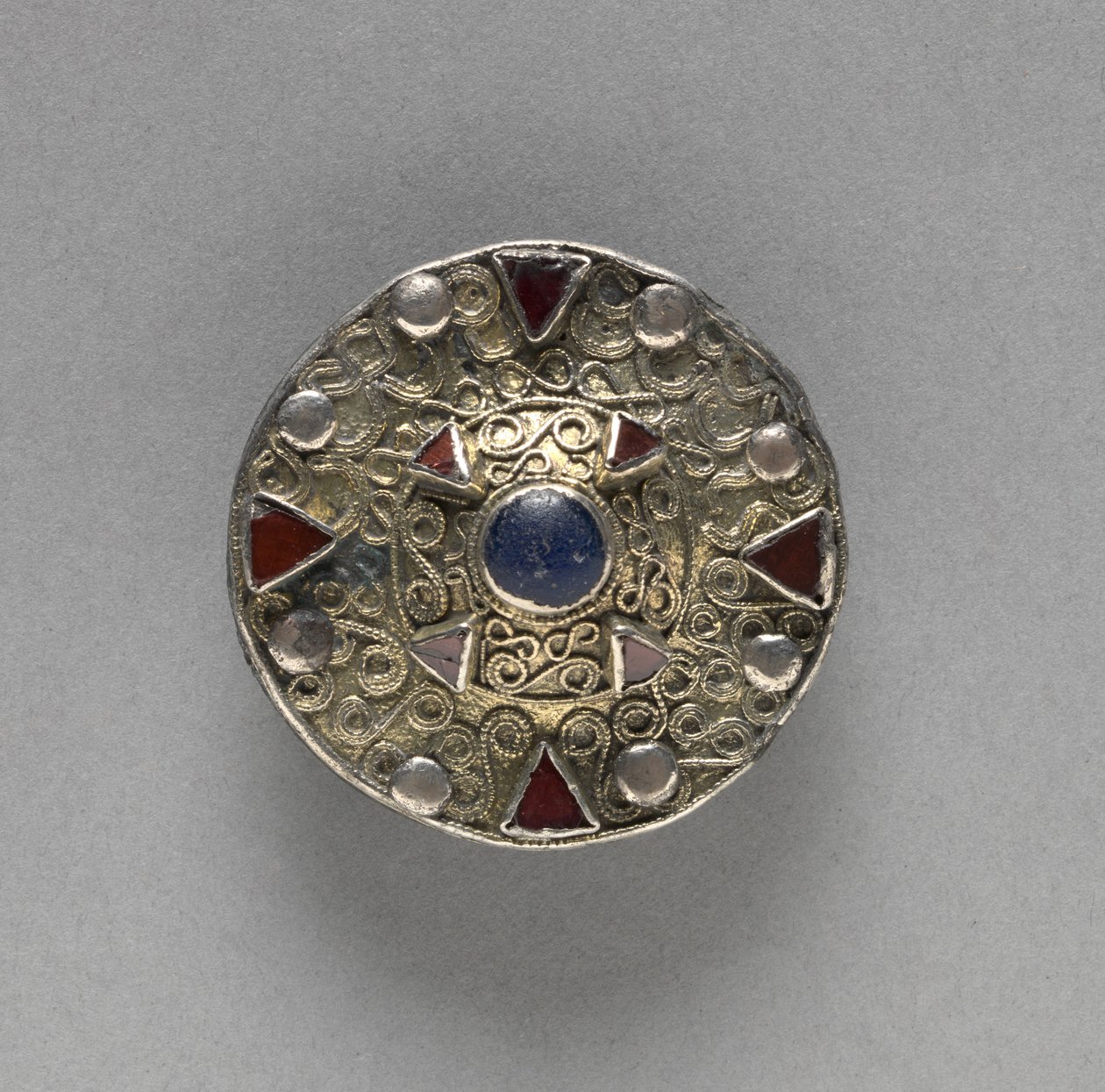 Broche de disco filigrana con jefe central, finales de los 600s de Frankish School