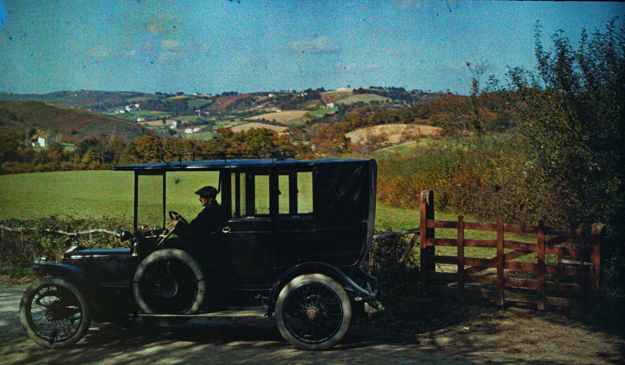 Autocromo en color temprano hacia 1916. Hombre en un coche, tal vez el fotógrafo en Inglaterra,... de Franklin Price Knott