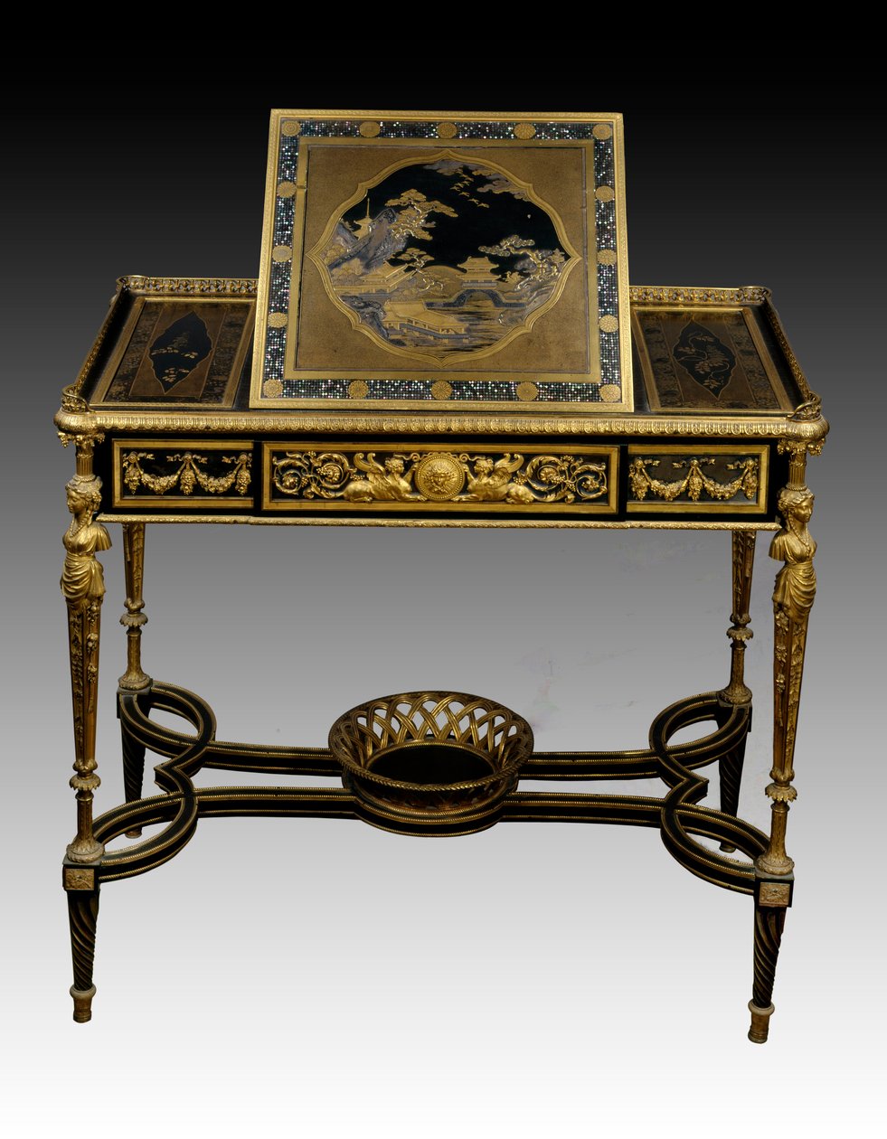 Mesa de escritura en madera lacada por Francois Remond (1747-1812) (orfebre) y Adam Weisweiler (1744-1820) en madera y bronce del gabinete de la Reina María Antonieta en Saint Cloud. 1784 París. Museo del Louvre de François Rémond
