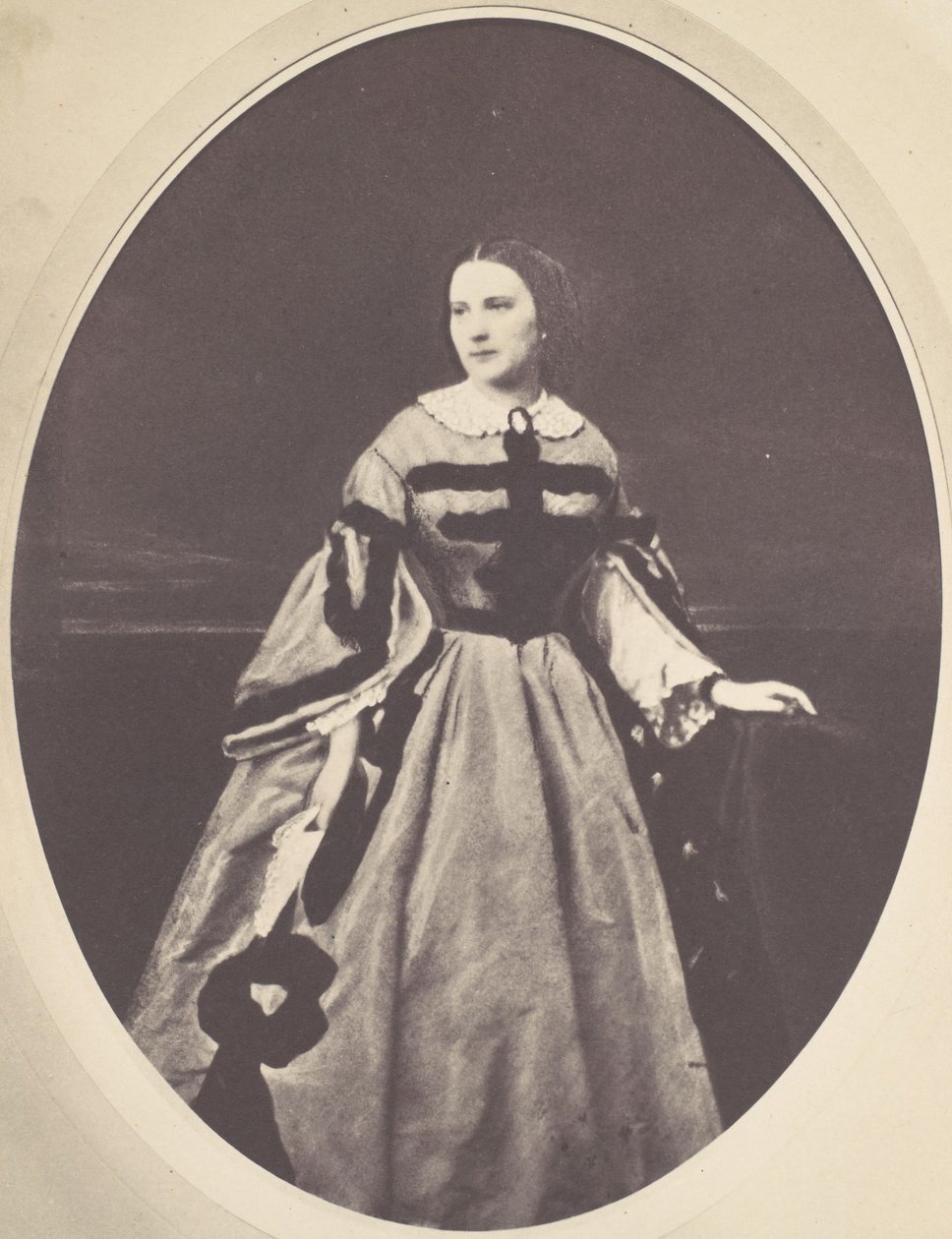 [Retrato femenino, de pie, mirando a la izquierda] de Franz Antoine