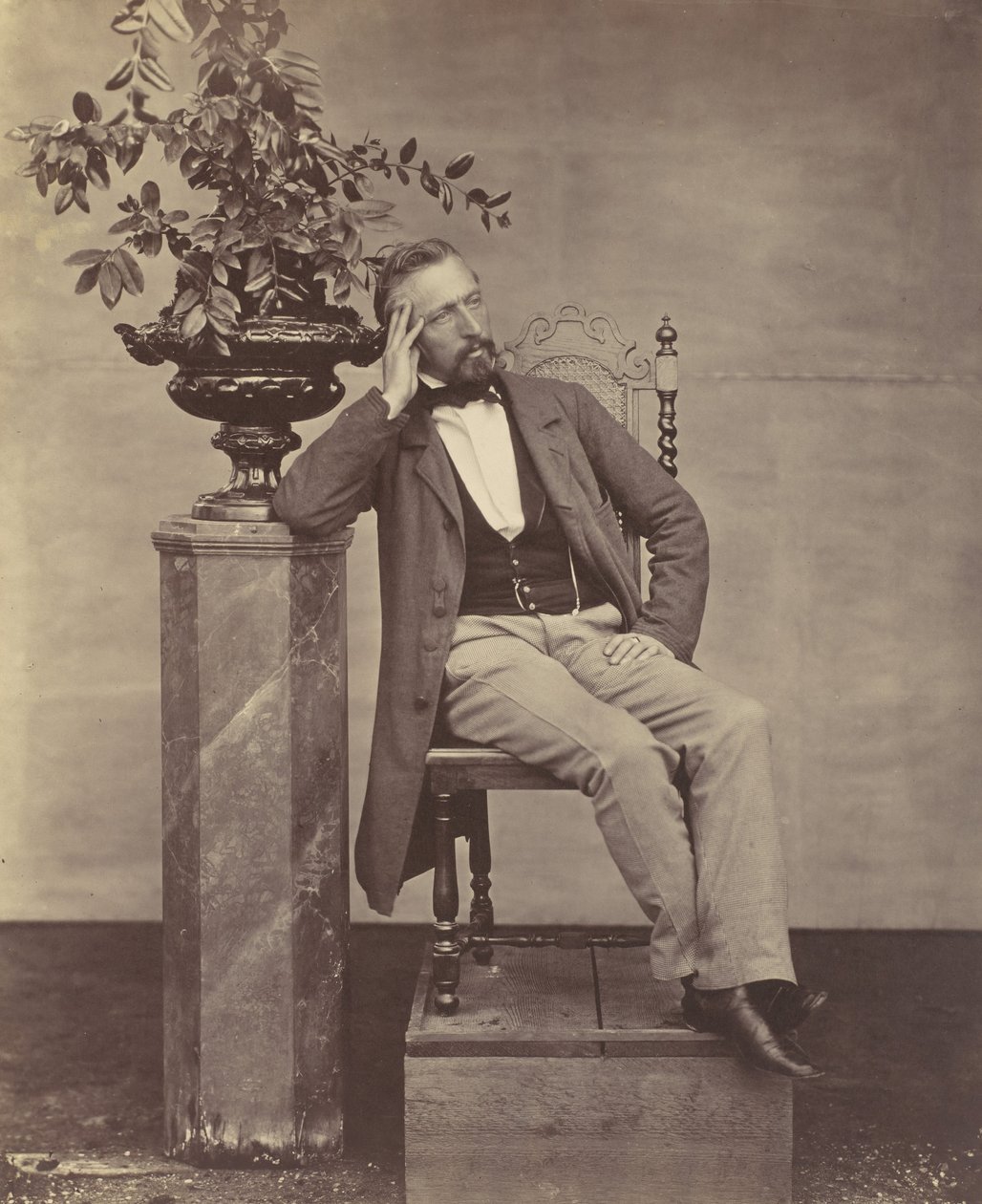 [Mathias Höusermann sentado con el codo sobre un pedestal sosteniendo un jarrón de flores], 1850s-60s de Franz Antoine