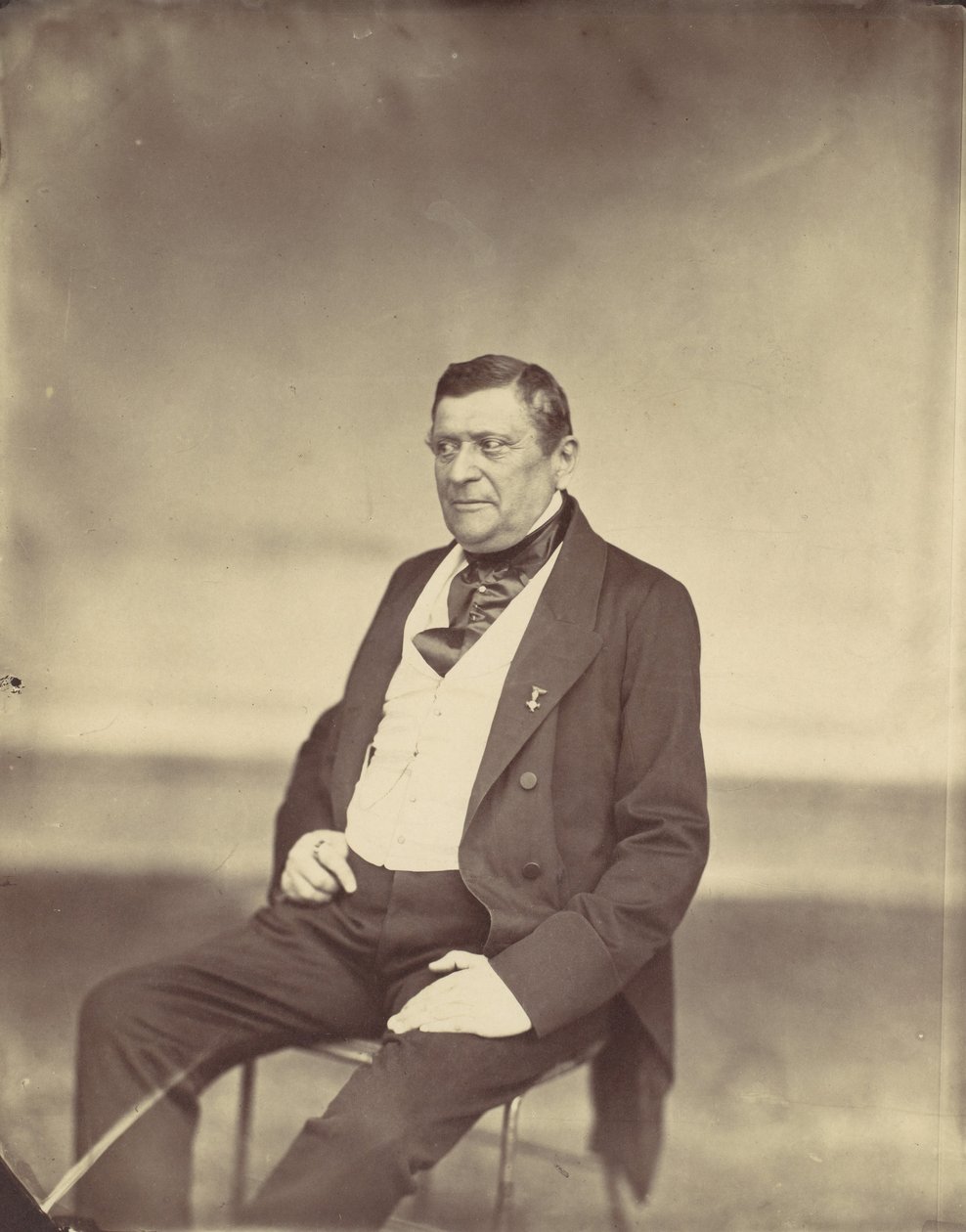 Hombre sentado con chaleco blanco y abrigo oscuro de Franz Antoine