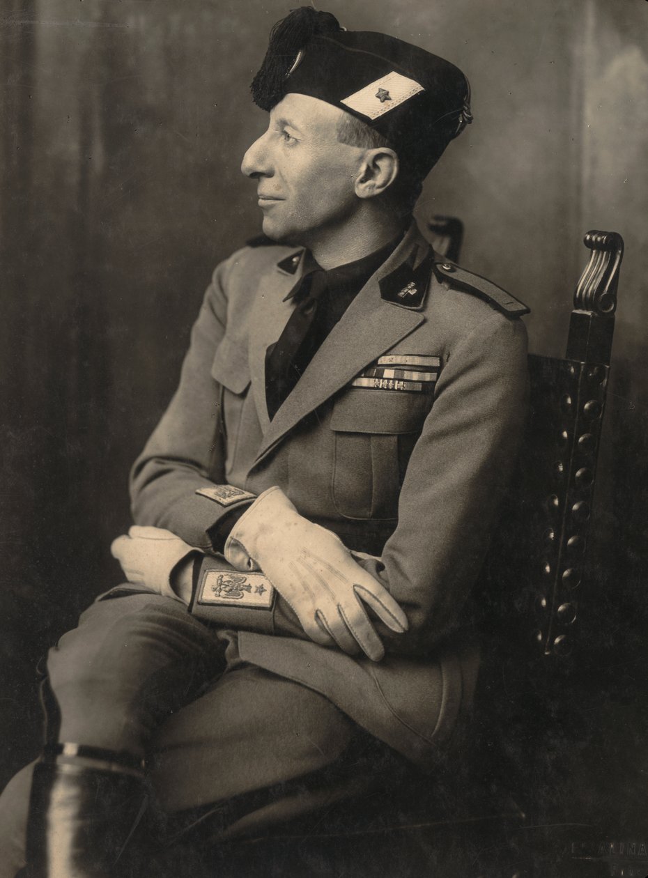 Album MVSN Camisas Negras Augusto Turati en uniforme de Milicia