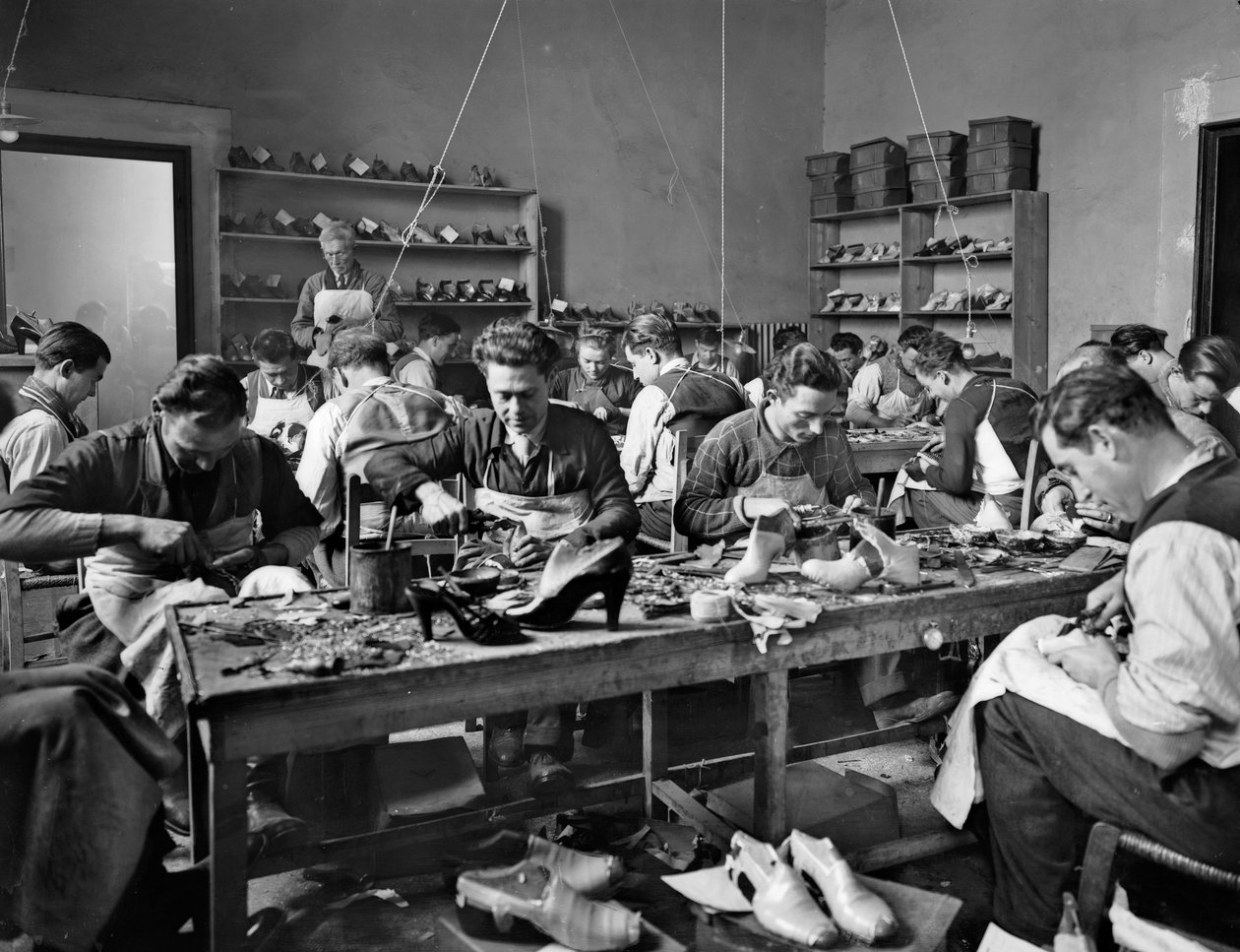 Artesanos trabajando en el estudio del diseñador y fabricante de calzado Ferragamo en Palazzo Feroni, Florencia, 1937 de Fratelli Alinari Fratelli Alinari