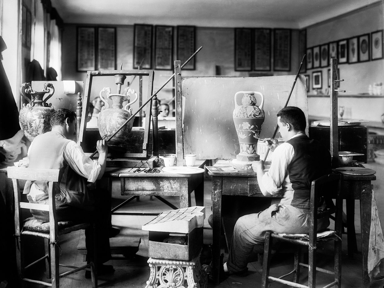 Decoradores en la fábrica Ginori, en Doccia cerca de Florencia, 1937 de Fratelli Alinari Fratelli Alinari