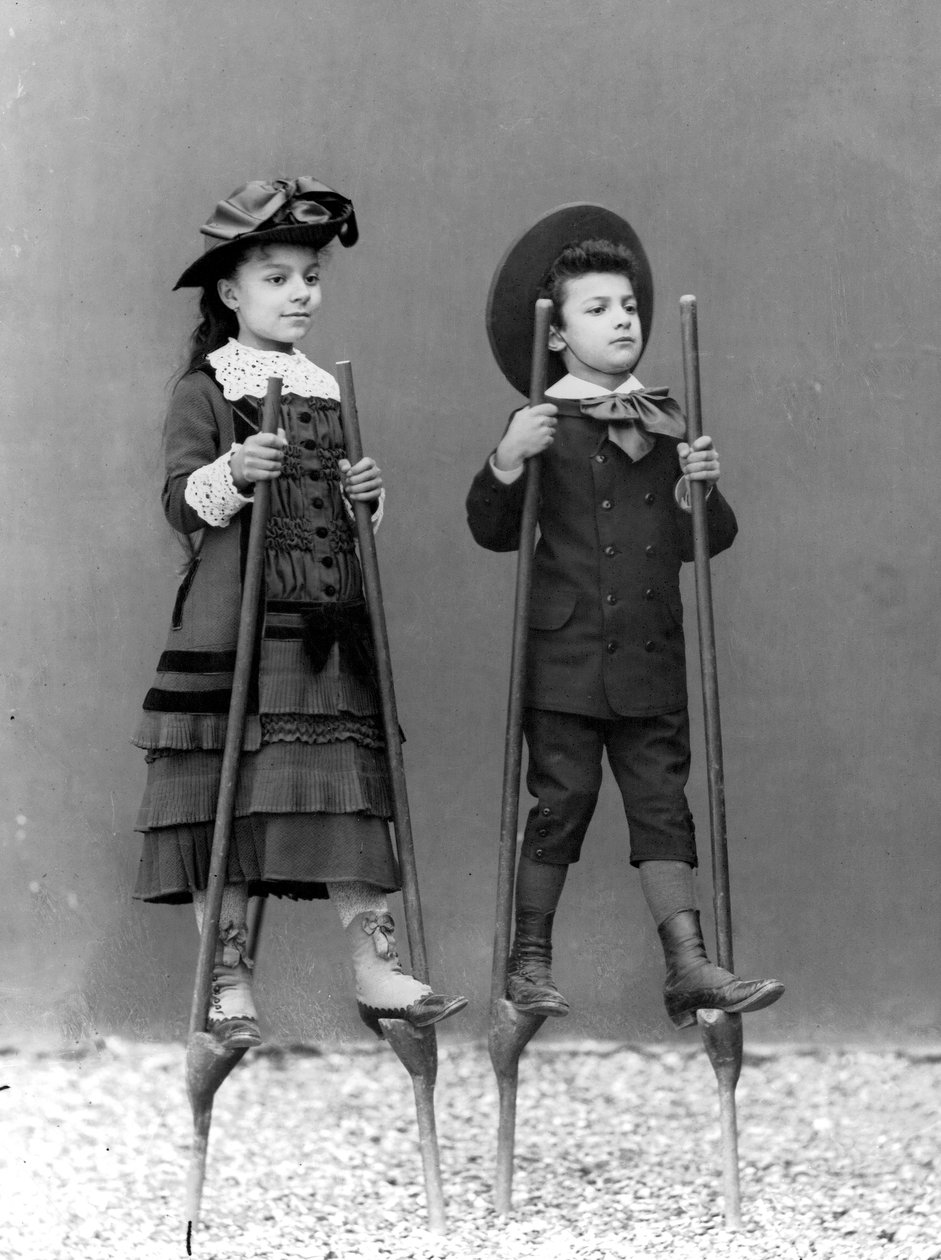 Los hijos de Romualdo Alinari, Adele y Arturo, en zancos, Florencia, c.1875 de Fratelli Alinari Fratelli Alinari
