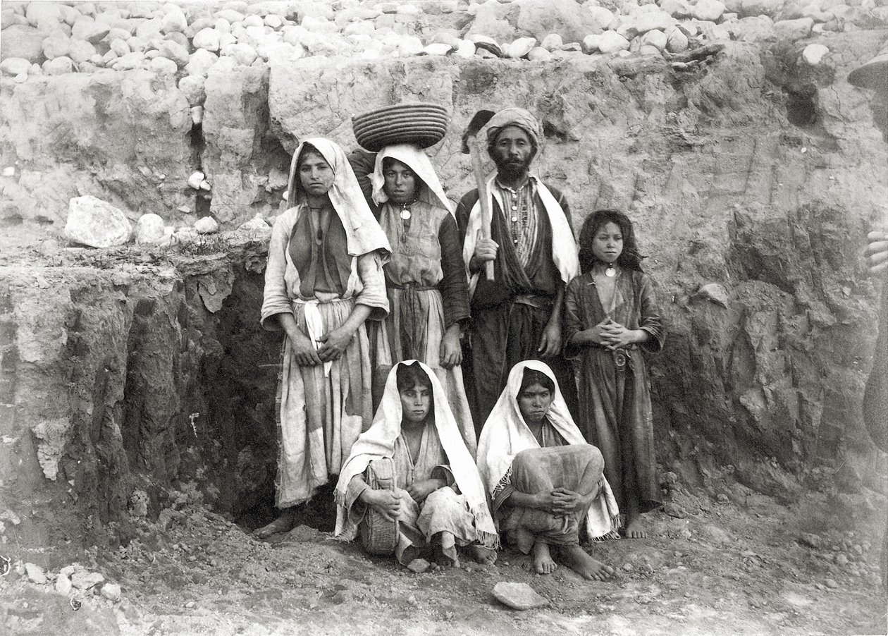 Grupo de trabajadores en la excavación, Llanura Costera, Palestina, 1891-93 (foto en blanco y negro) de Frederick J. Bliss
