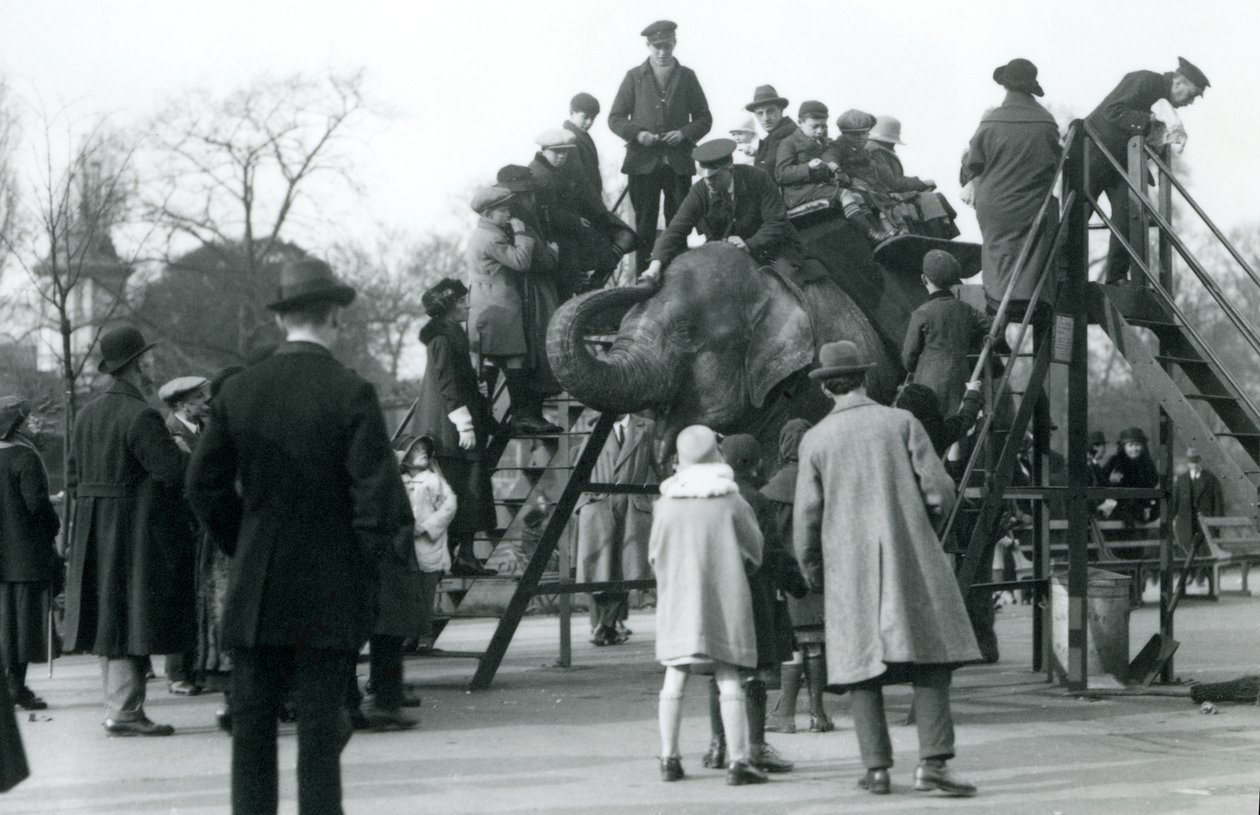 Multitudes observando a los visitantes embarcarse en un paseo en elefante, supervisados por el cuidador Arthur Church, abril de 1923 de Frederick William Bond