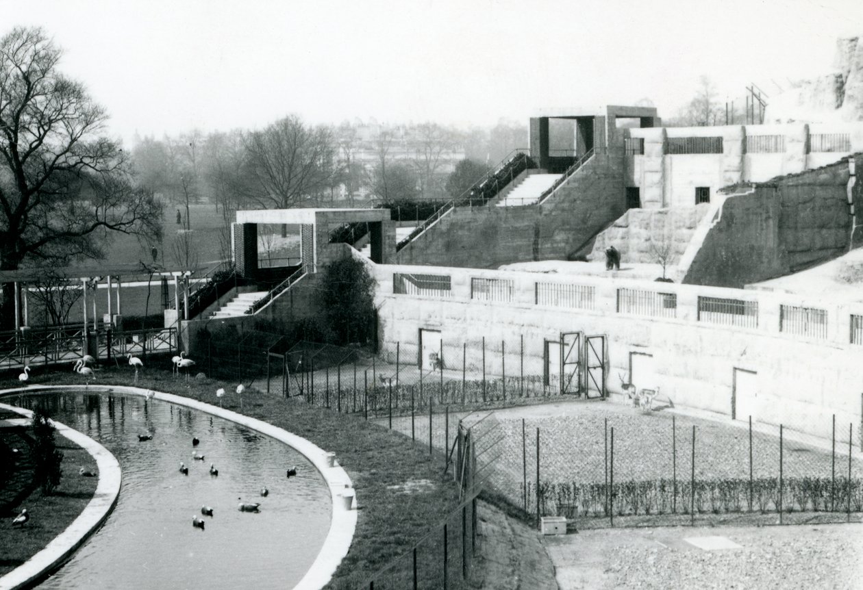 Recintos frente a las terrazas Mappin, Zoológico de Londres, 1922 de Frederick William Bond