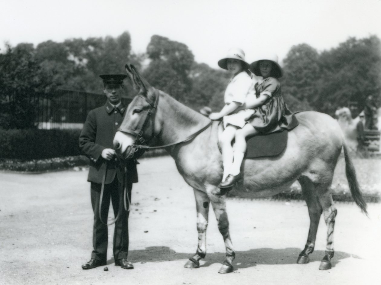Dos niñas montando un asno, Zoológico de Londres, agosto de 1922 de Frederick William Bond