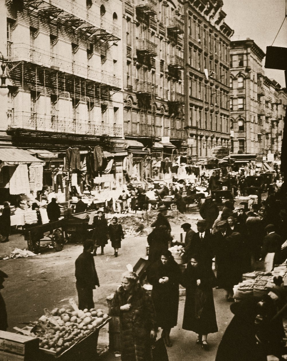 Mercado callejero en Orchard Street, Lower East Side, Nueva York, EE.UU., principios de 1930s de Frederick Bradley