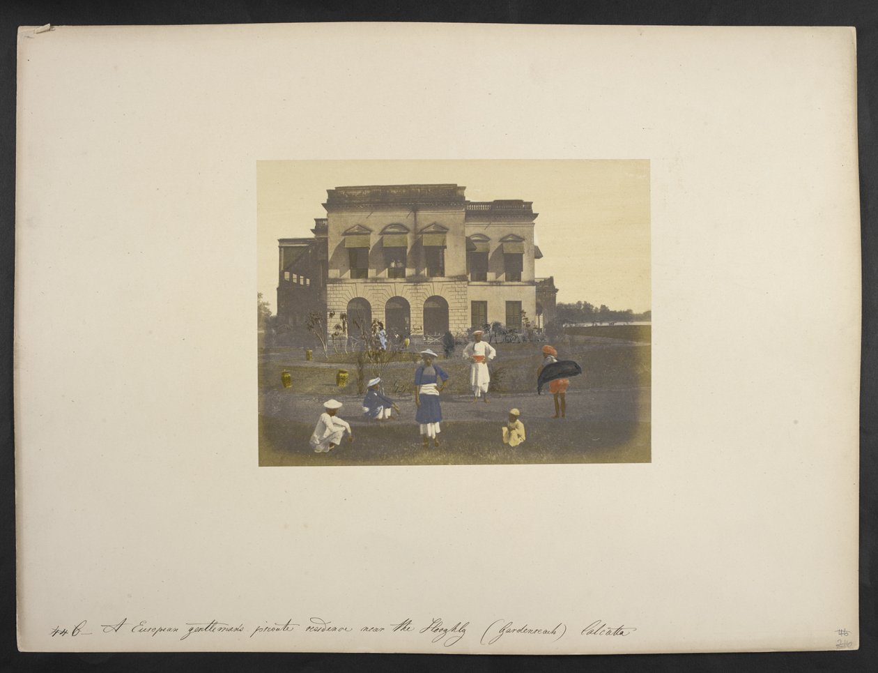Vivienda de un caballero inglés, [Garden Reach,] Calcuta, c.1851-52 (foto coloreada a mano) de Frederick Fiebig
