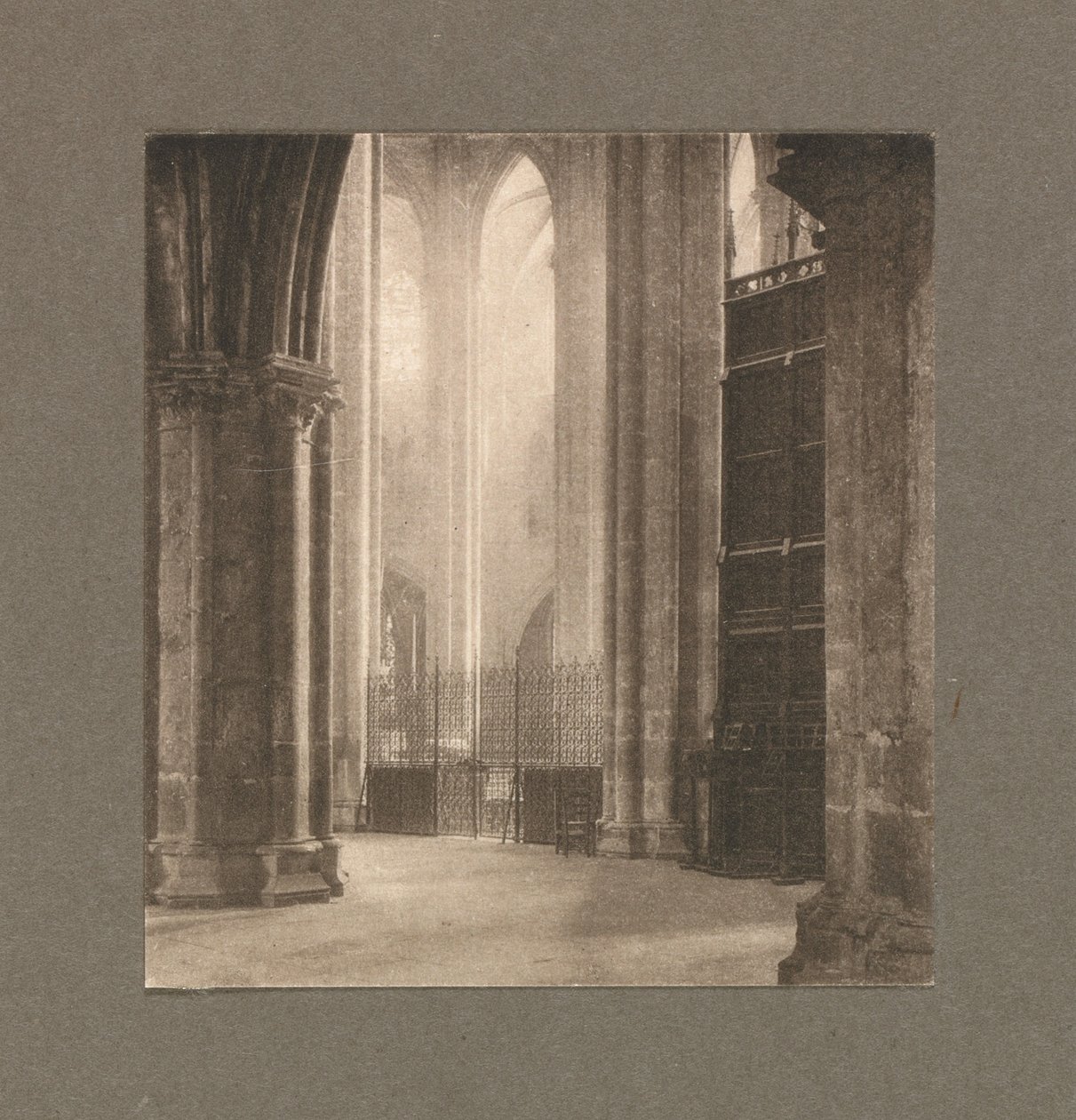 Trabajo de cámara: Altura y luz en la catedral de Bourges, 1903 de Frederick Henry Evans