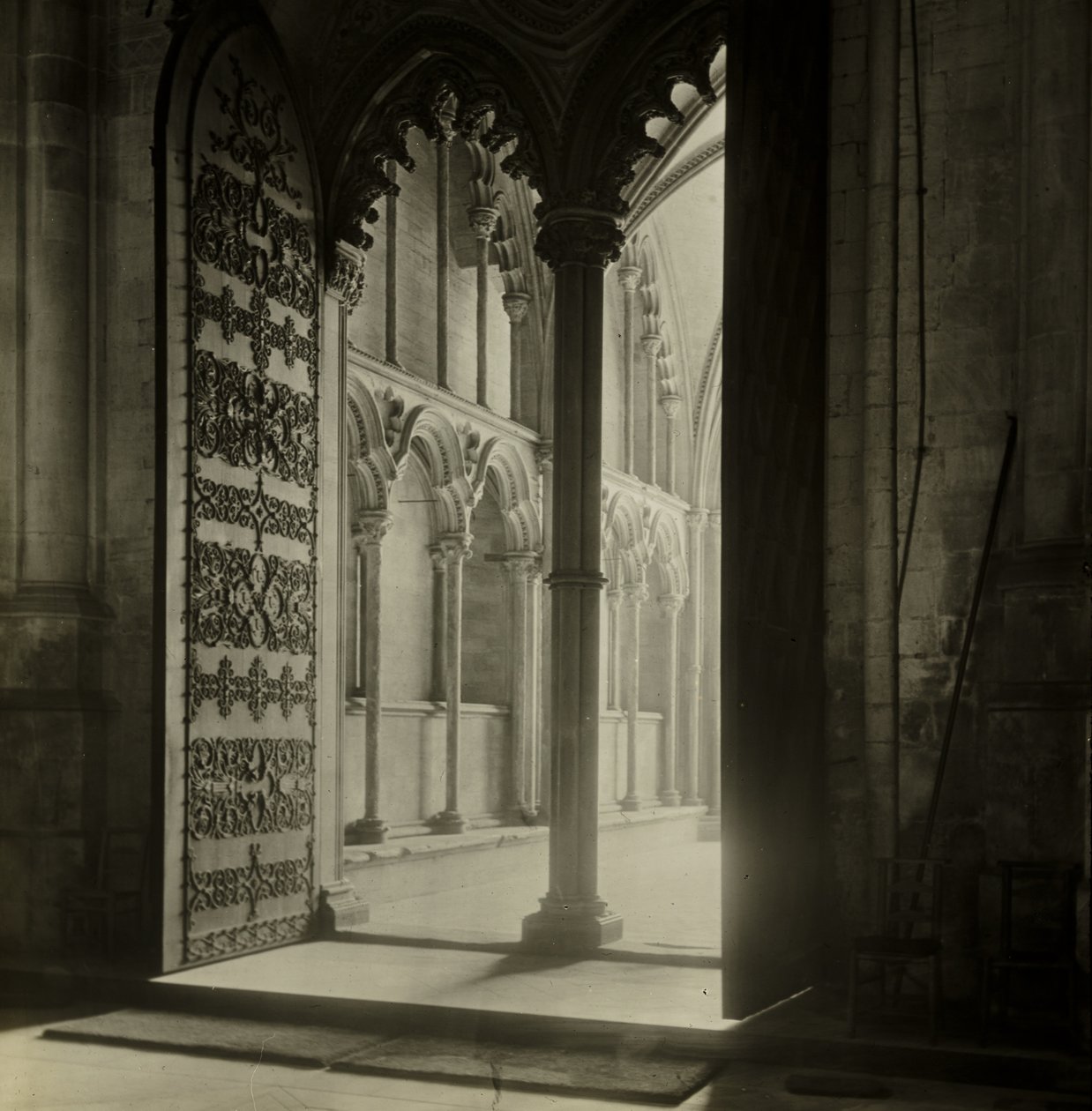 Catedral de Ely: Pórtico de Galilea desde la Nave de Frederick H. Evans