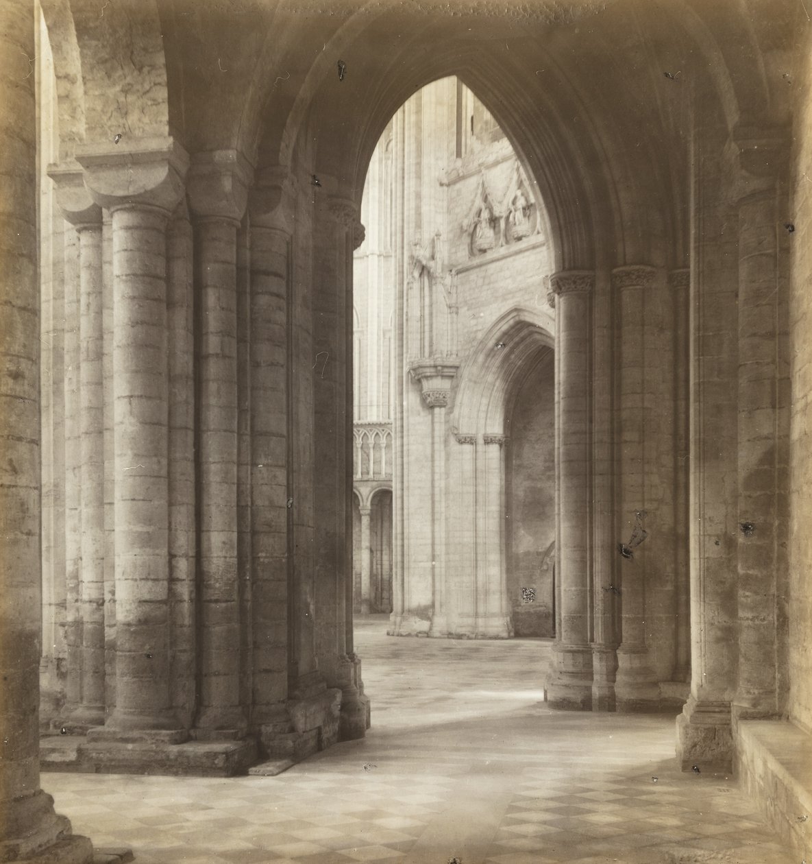 Catedral de Ely: Tarde a través de los transeptos de Frederick H. Evans