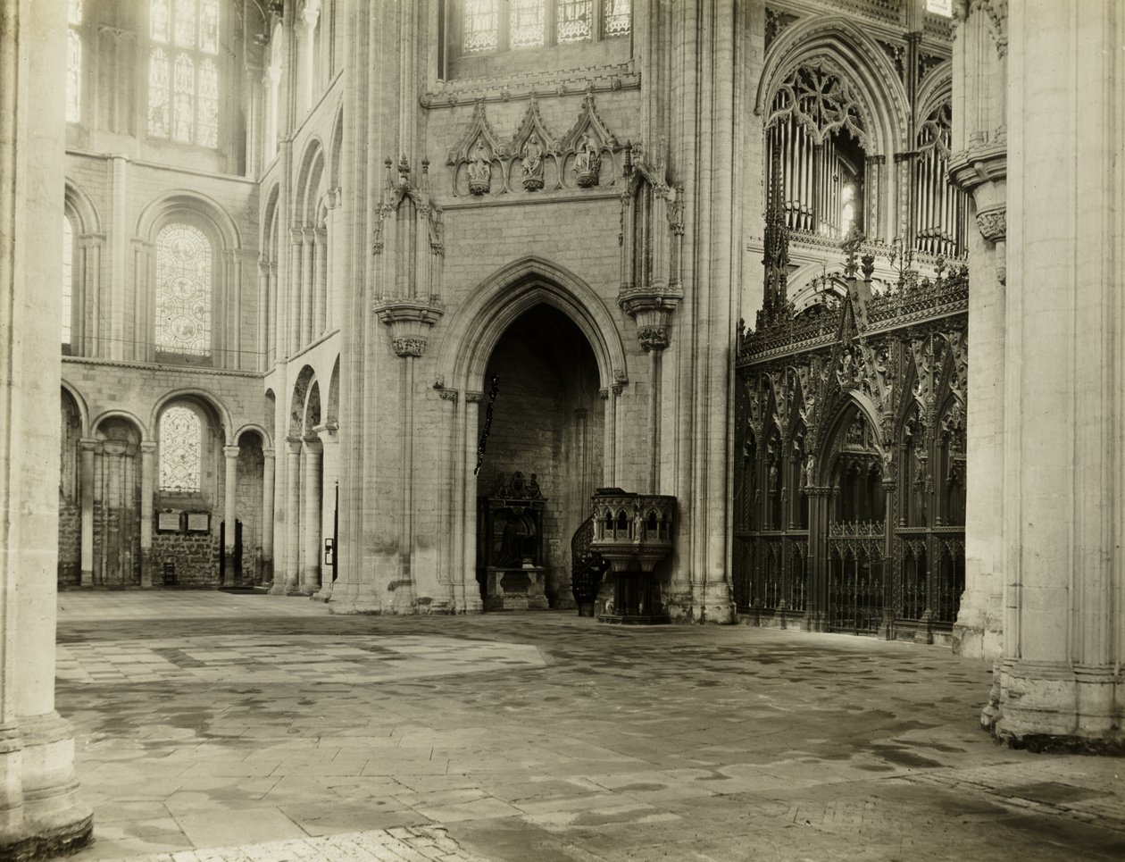 Catedral de Ely: Octógono del transepto sur Sillas y bancos retirados de Frederick H. Evans
