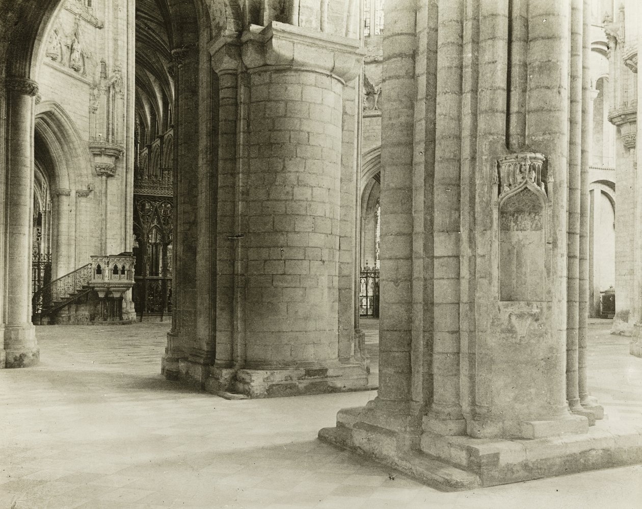 Catedral de Ely: Octágono al coro desde el pasillo norte de la nave de Frederick Henry Evans
