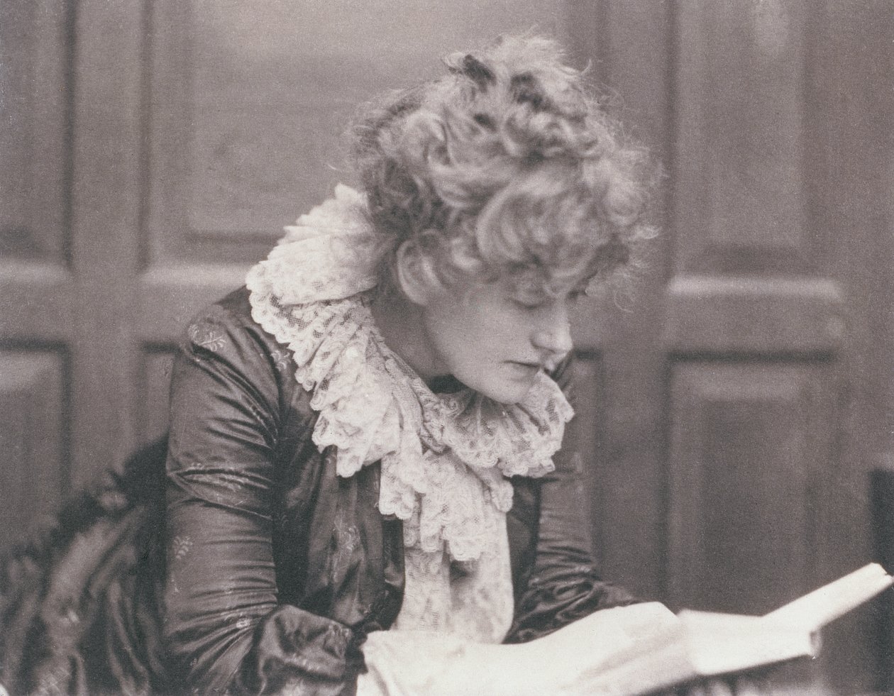 Retrato fotográfico de Ellen Terry (1847-1928) leyendo, por Frederick Hollyer (1837-1933) de Frederick Hollyer