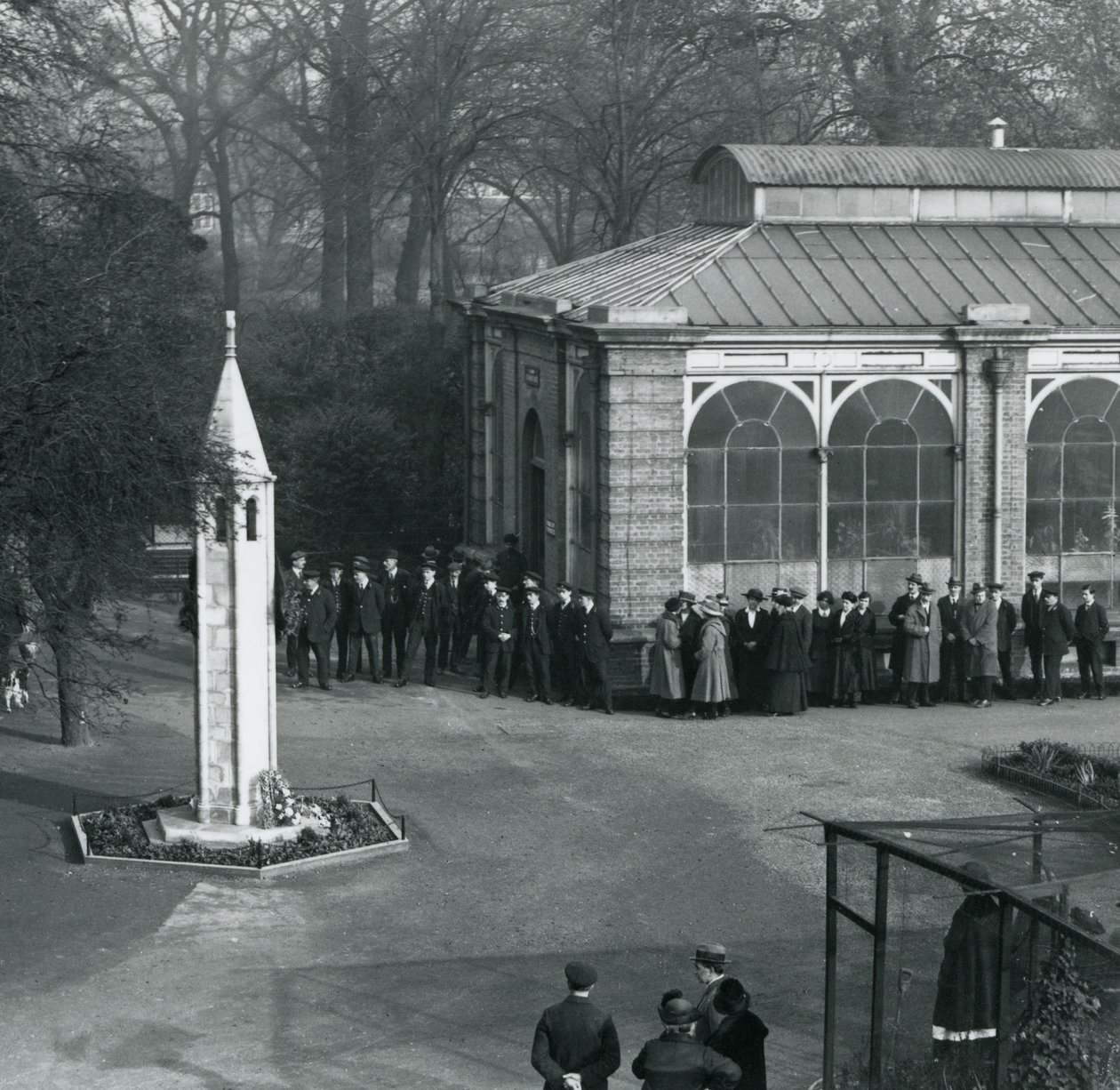 Día del Armisticio en el Monumento a la Guerra, Zoológico de Londres, 11 de noviembre de 1923 de Frederick William Bond
