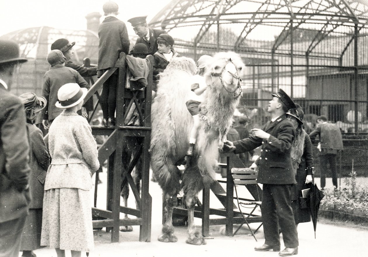 Montando en camello con el cuidador H. Warwick de Frederick William Bond